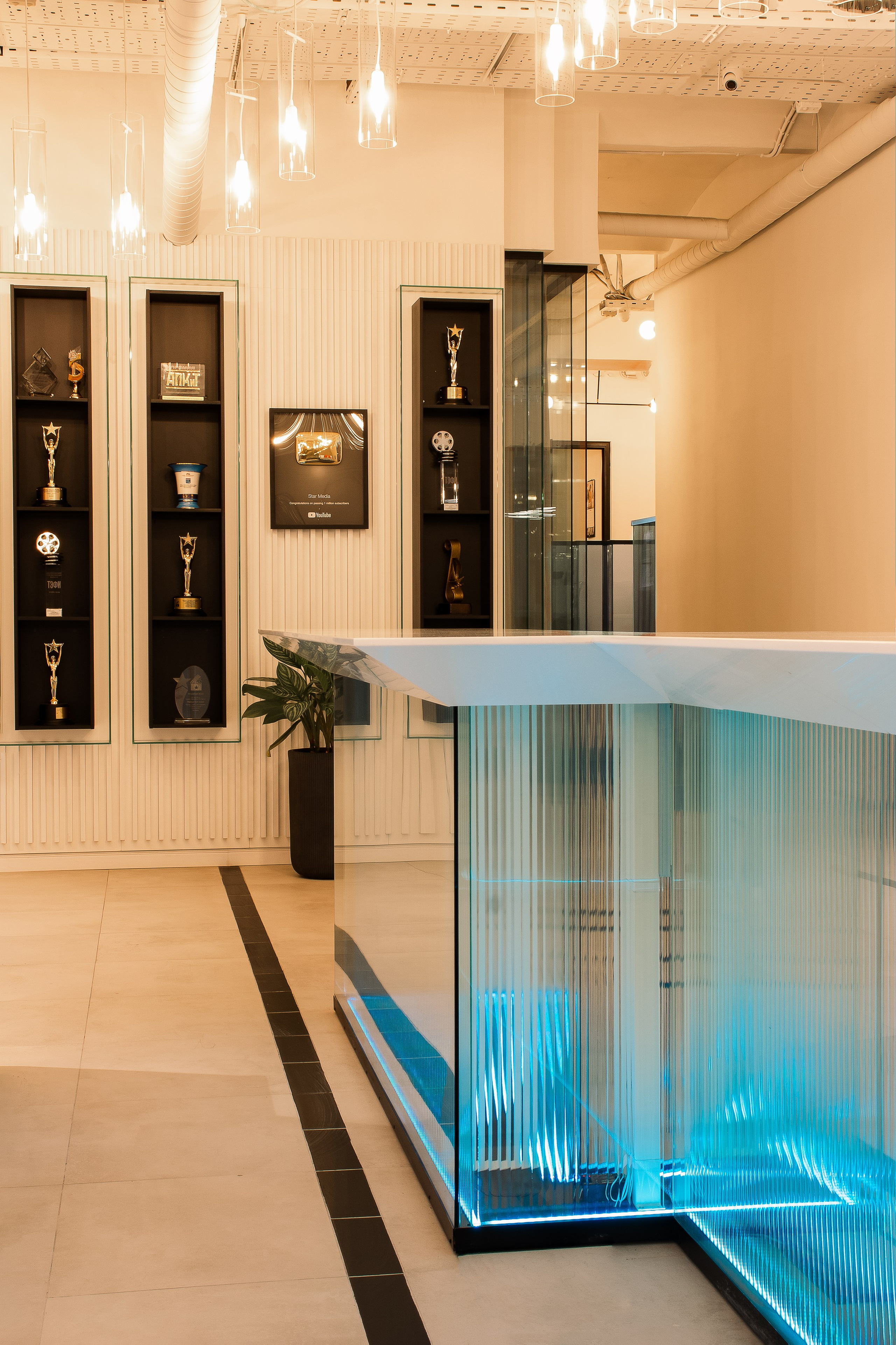 Офис кинопродакшена «StarMedia». Лисенкова Алиса — Фотограф, видеомейкер. Москва