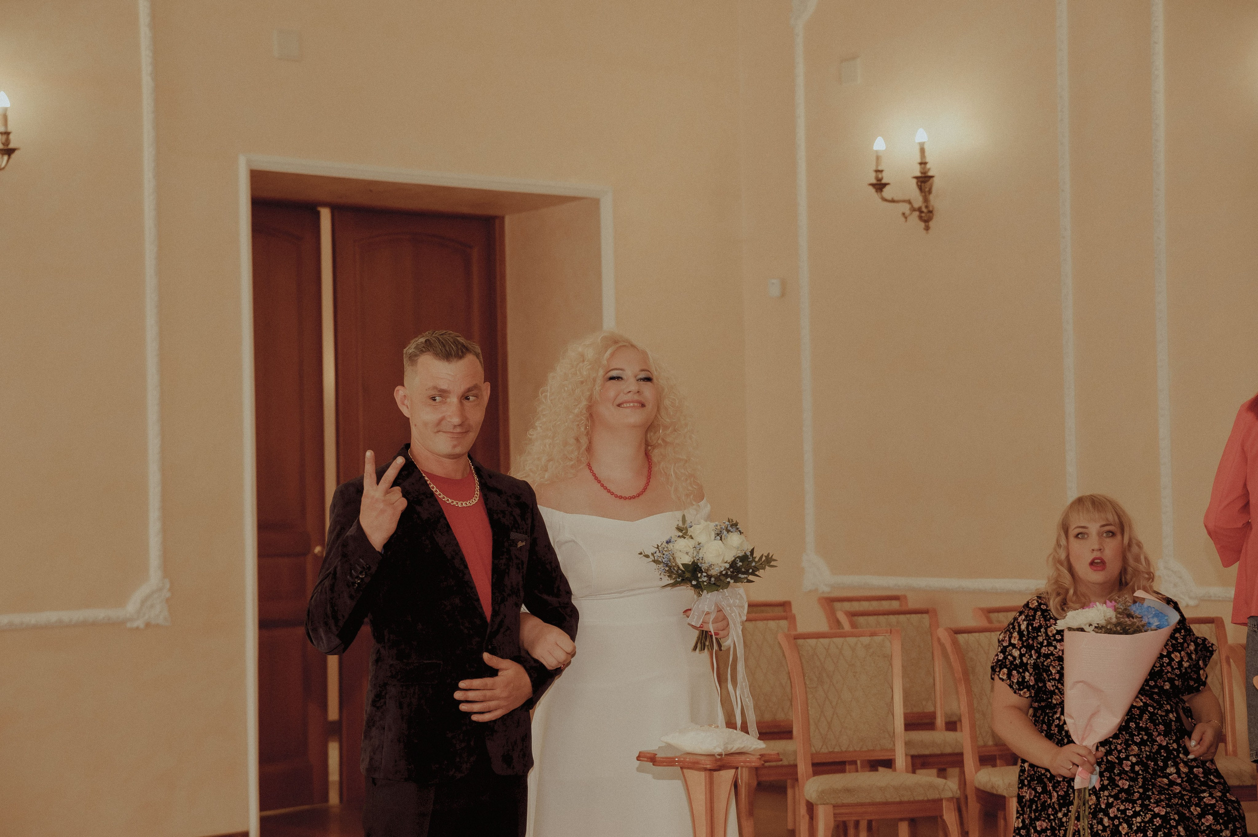 Свадебная фотосессия в стиле 90х для Кристины и Валеры (ЗАГС, фотосет у гаражей). Женский фотограф в Череповце Даша Акулич