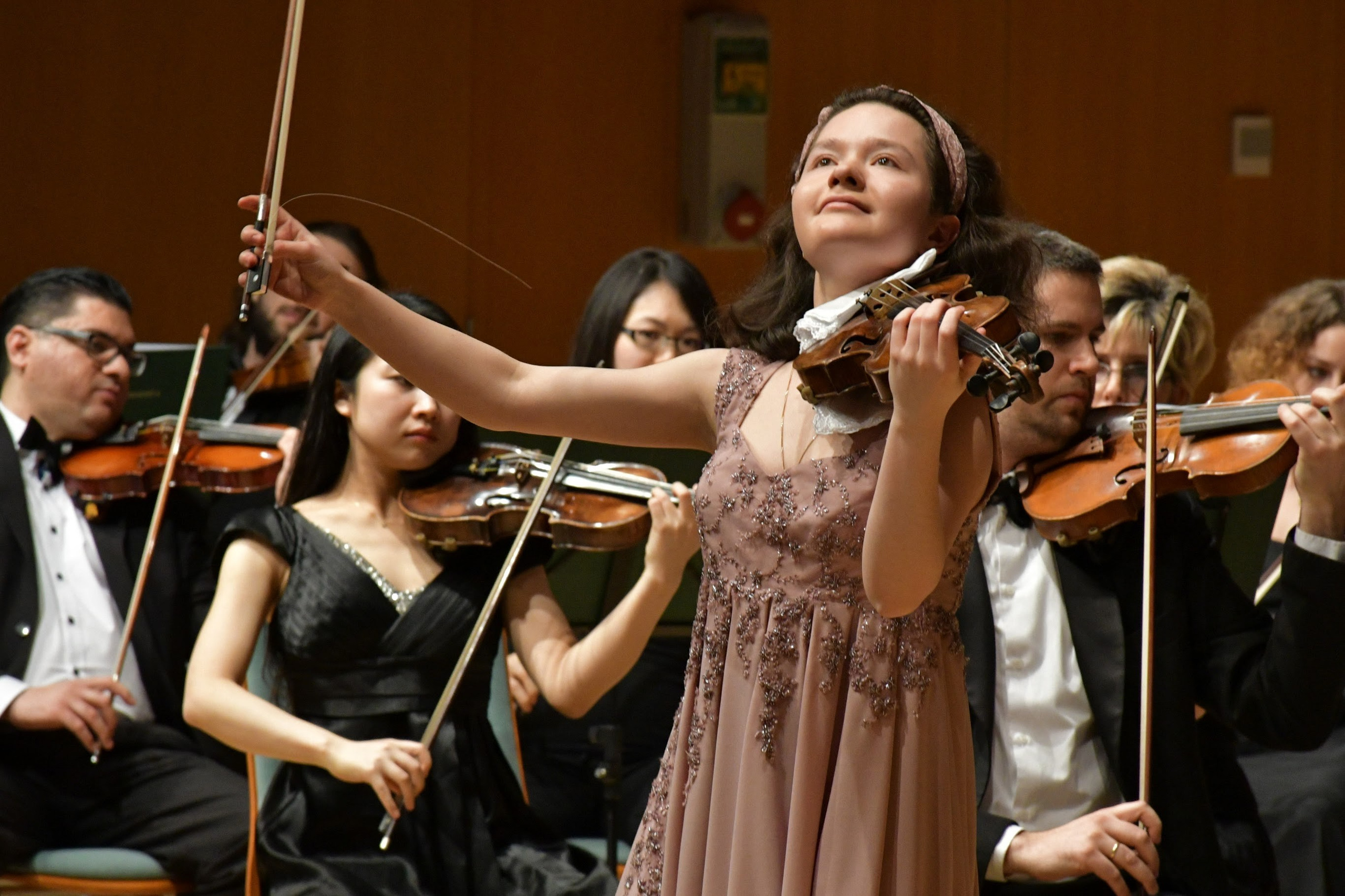 На сцене. Скрипачка Анна Савкина