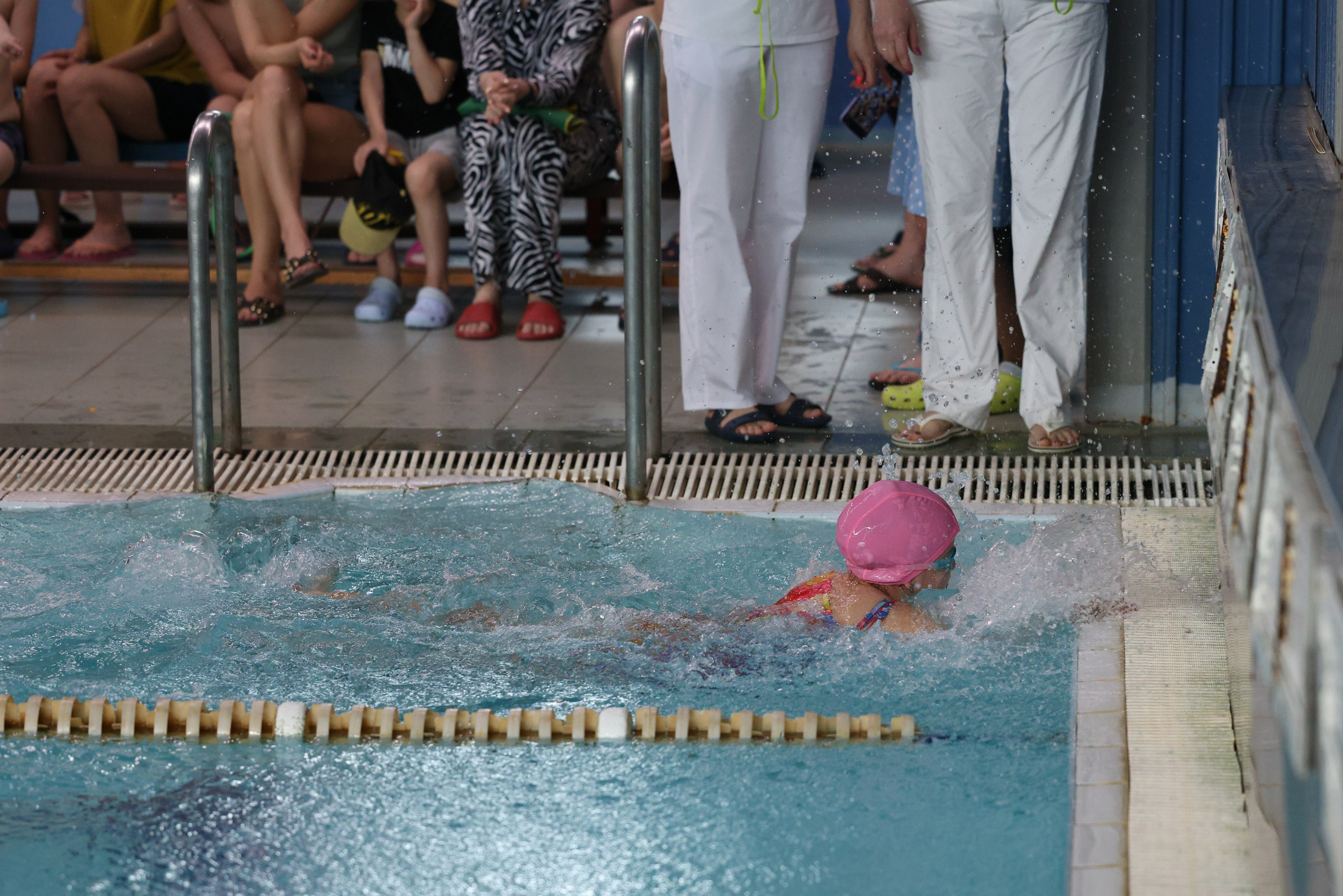 Веселый дельфин. Плавание. Дети 8-9 лет. Фотограф Александр Заломаев