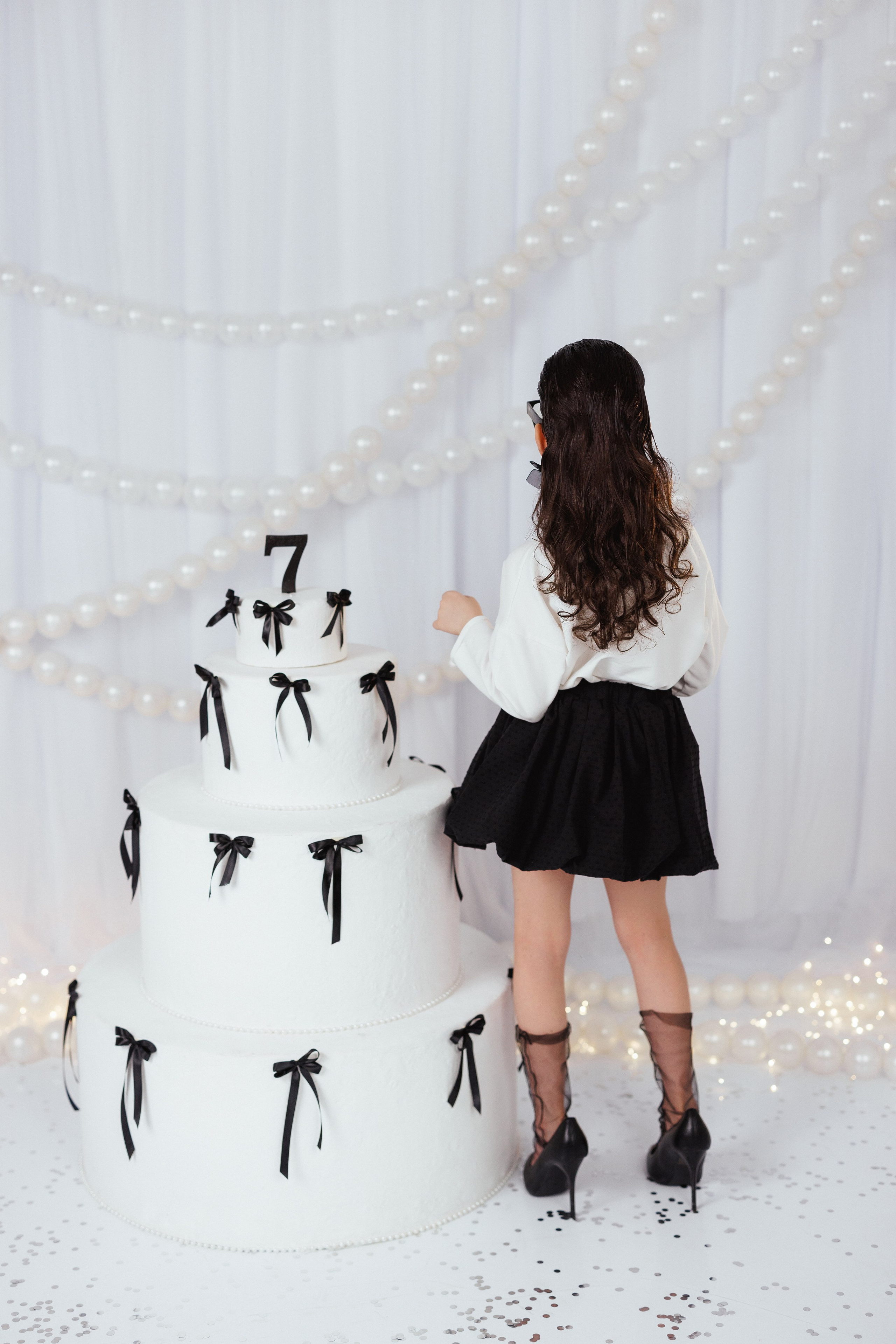 Фотосессия к дню рождения с большим тортом, в детской фотостудии «Антураж», город Краснодар. Семейный и детский фотограф в Краснодаре Анна Трашкова