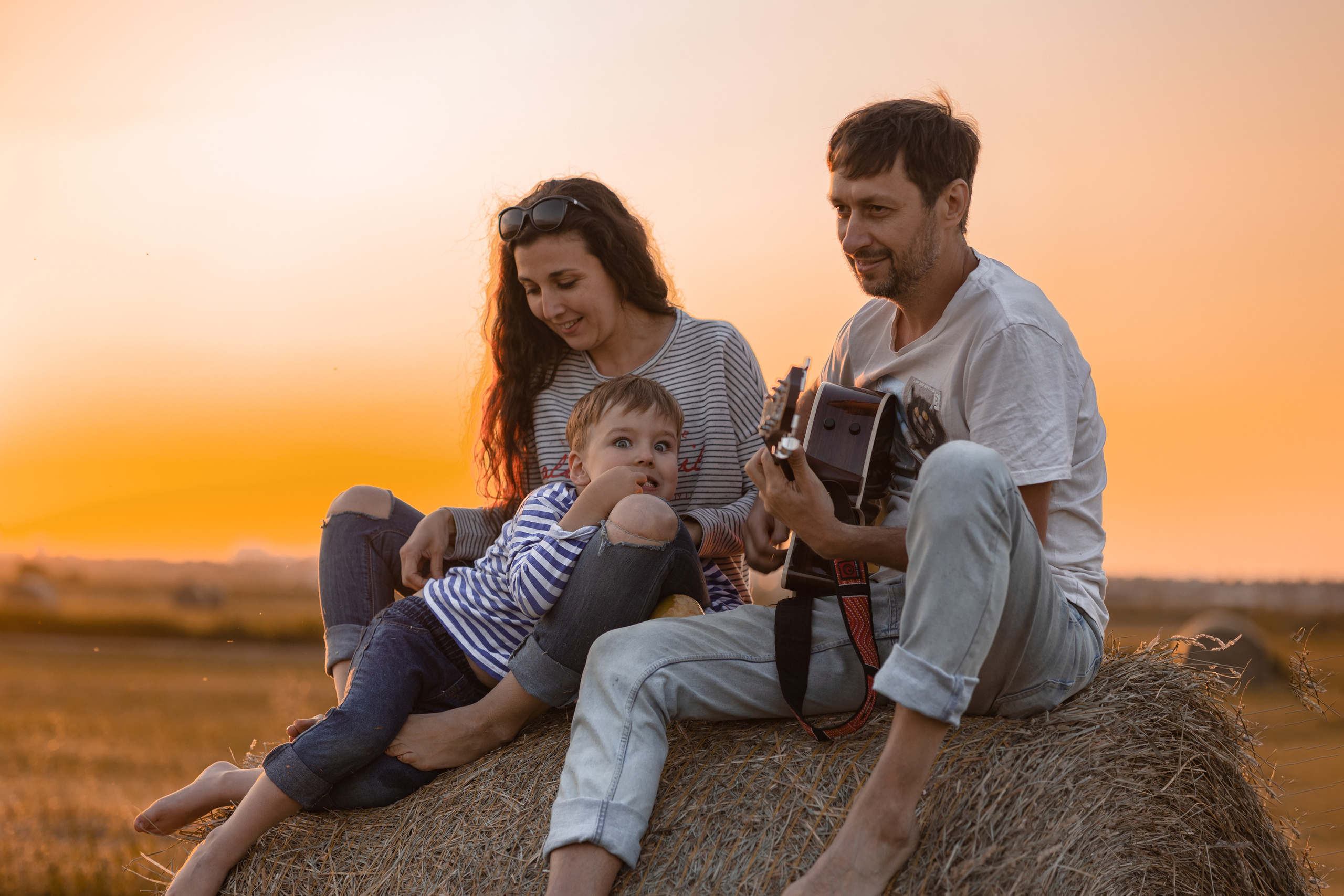 Закатная фотосессия в поле