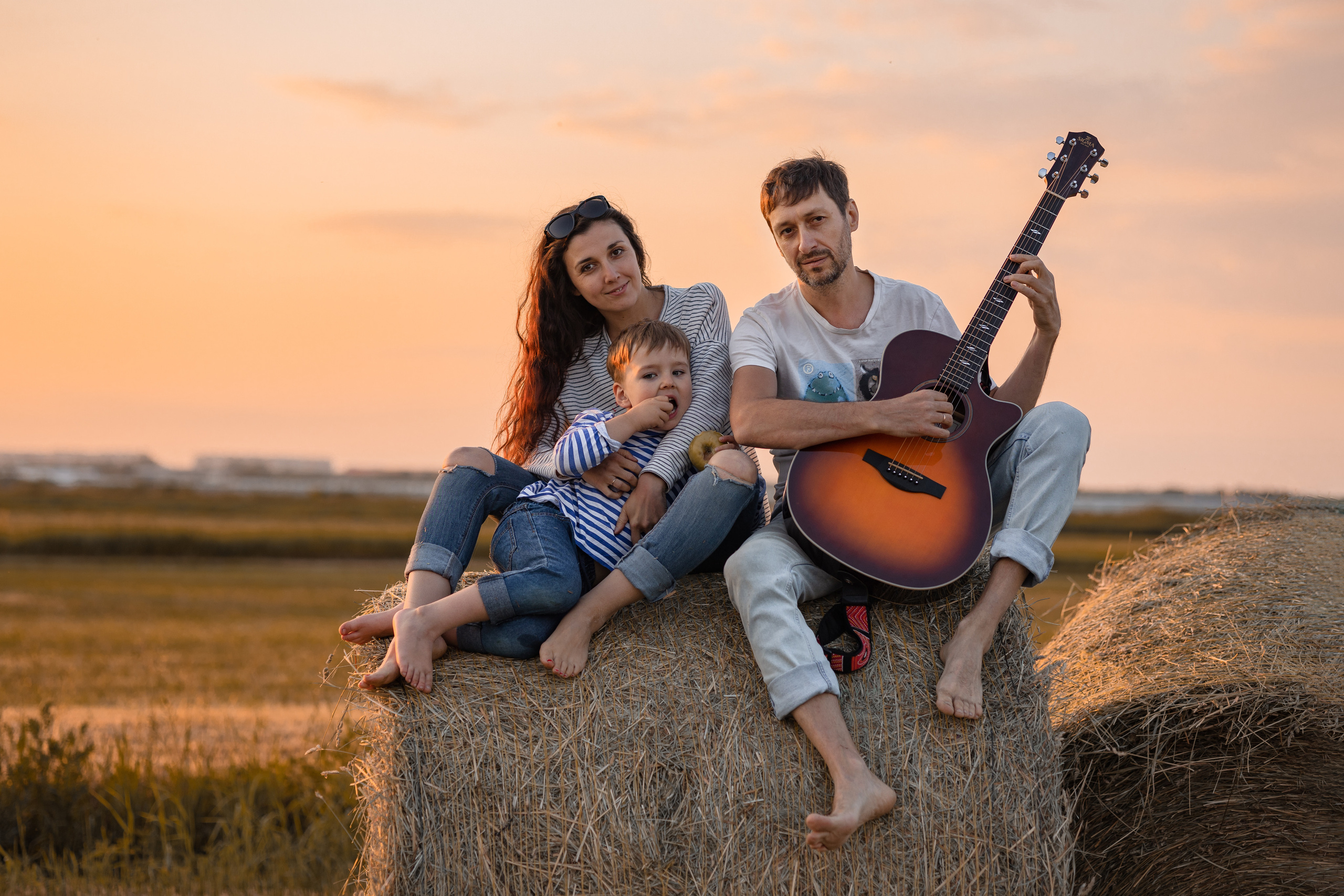 Закатная фотосессия в поле