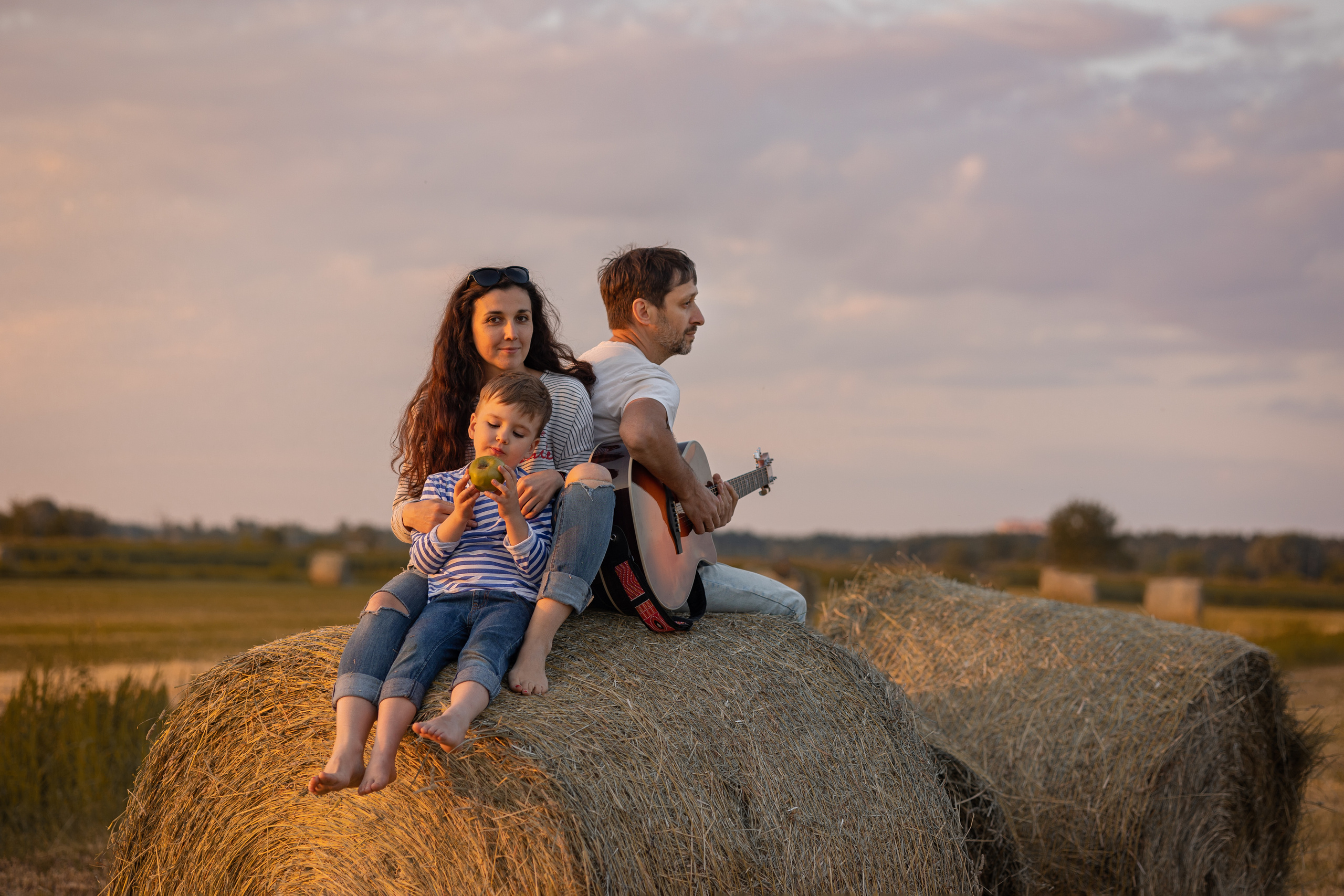 Закатная фотосессия в поле