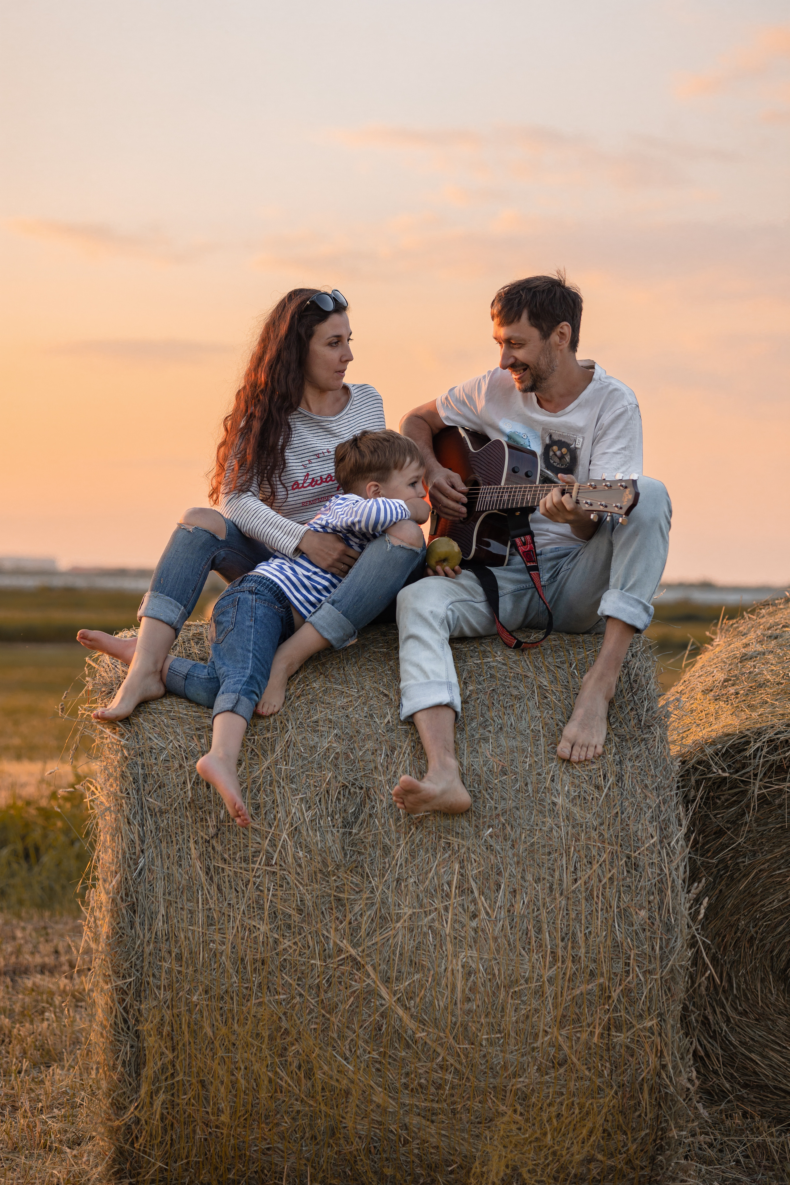 Закатная фотосессия в поле