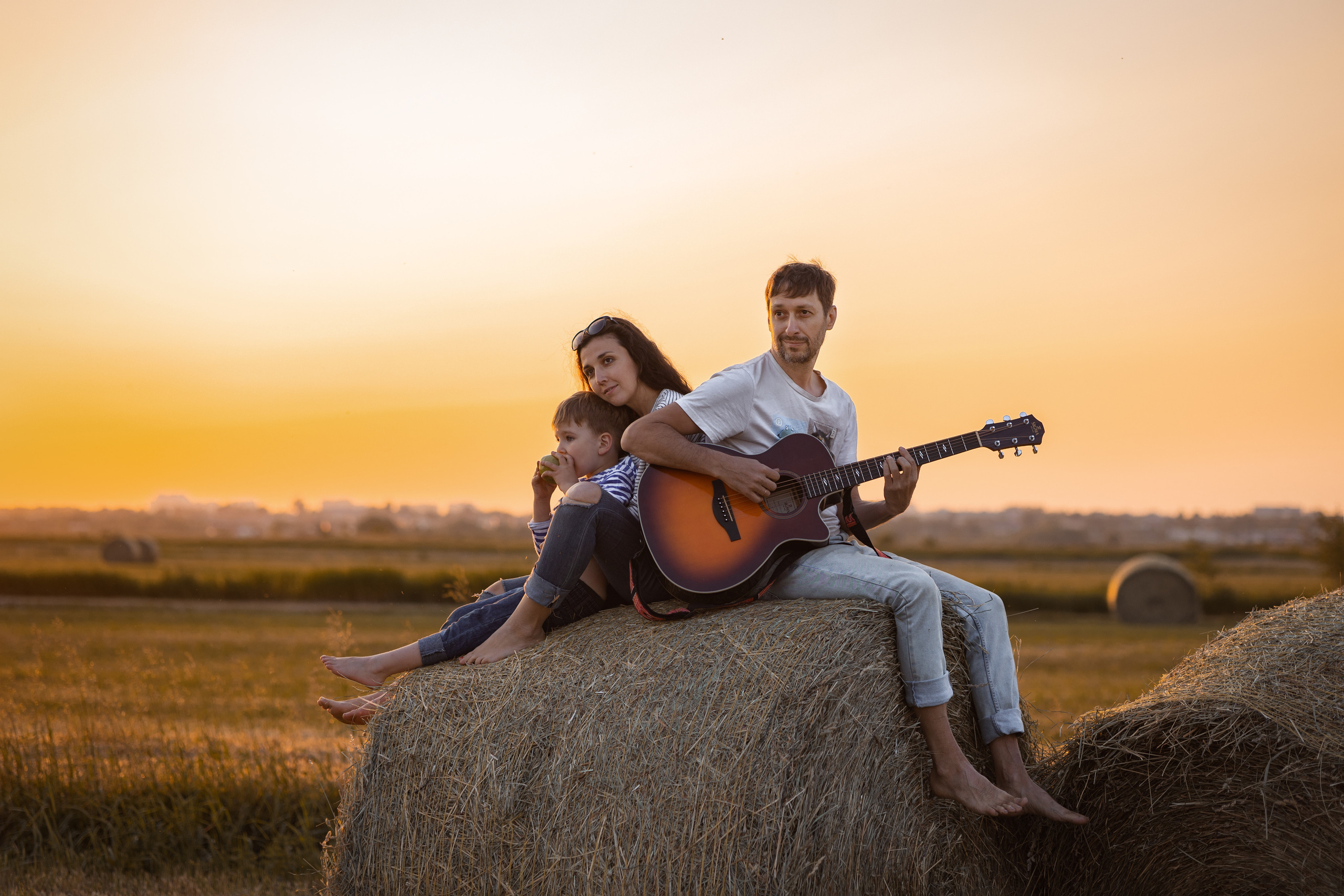 Закатная фотосессия в поле