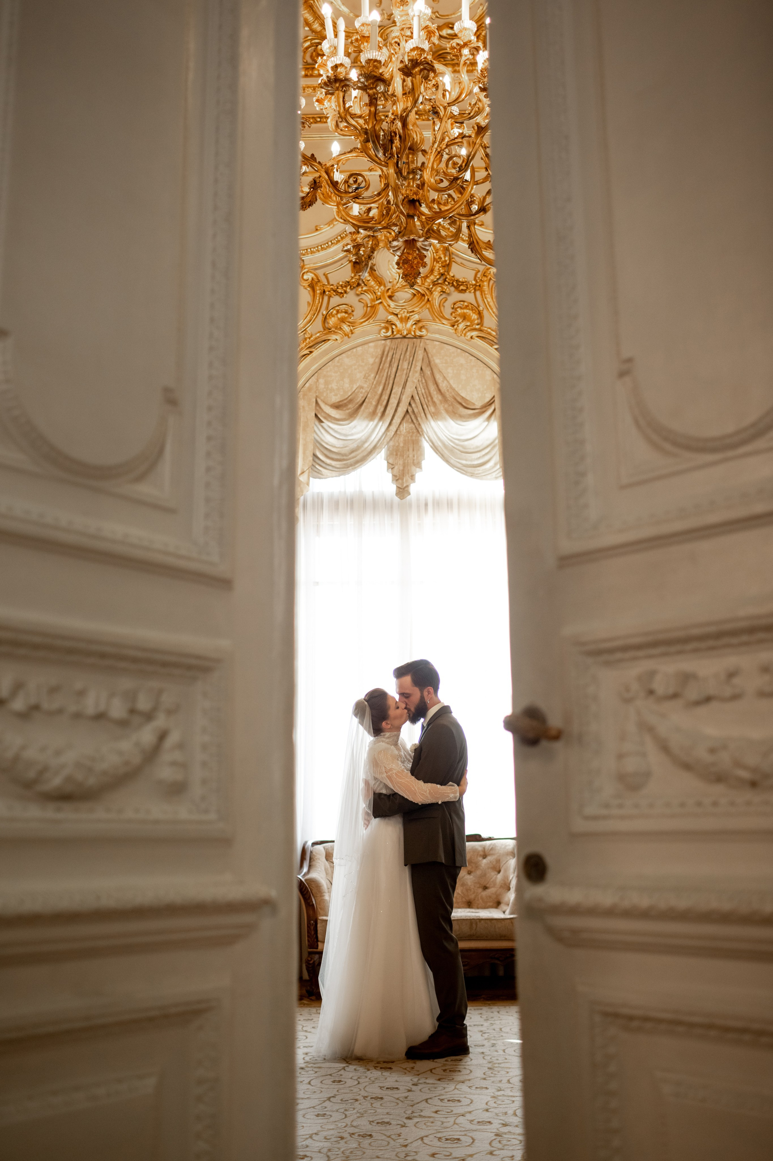 Жених и невеста в золотой гостиной во дворце бракосочетания 1 на Английской набережной