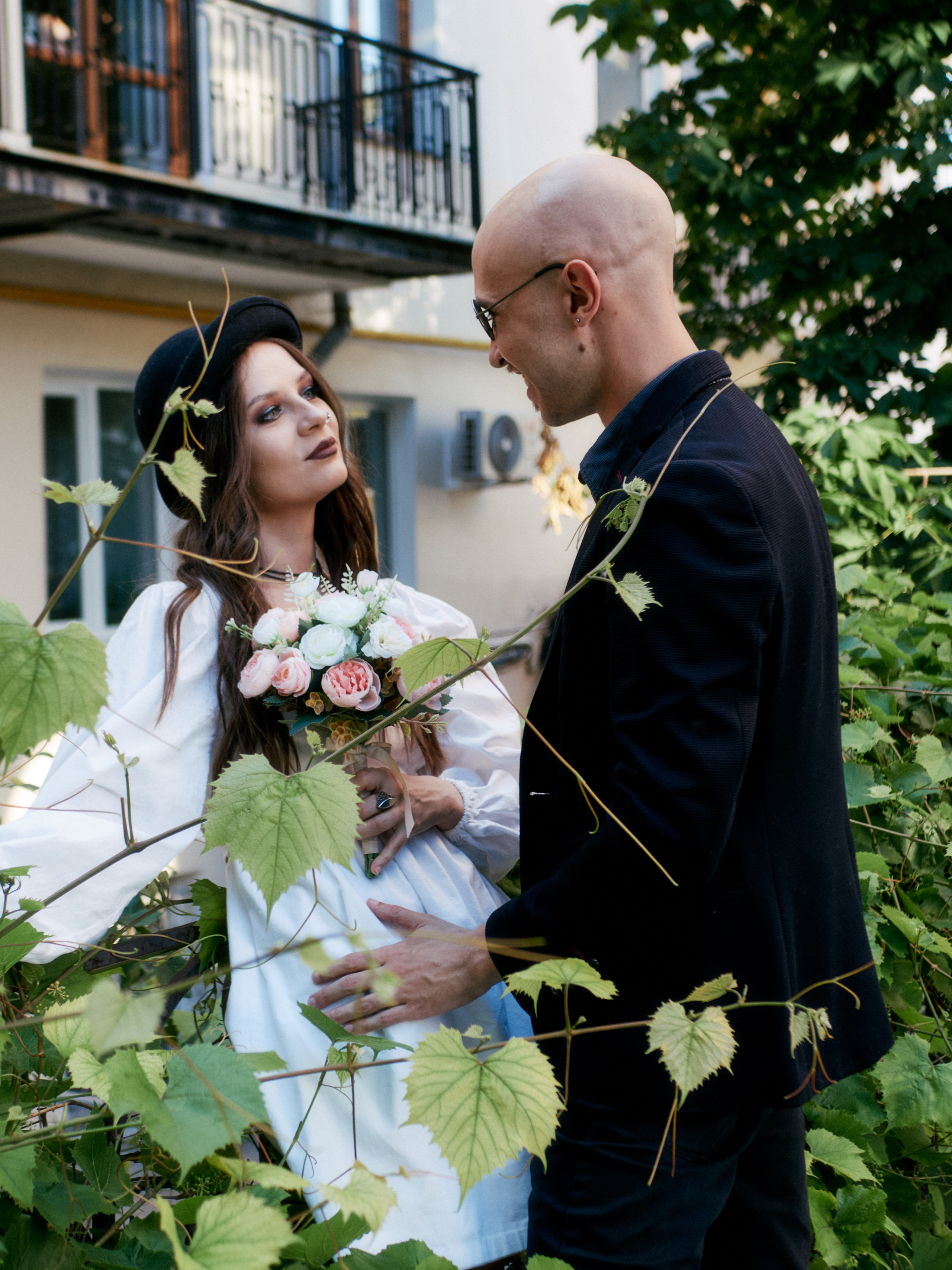 Идиллическая сцена: белое платье и свежие цветы на фоне природы.