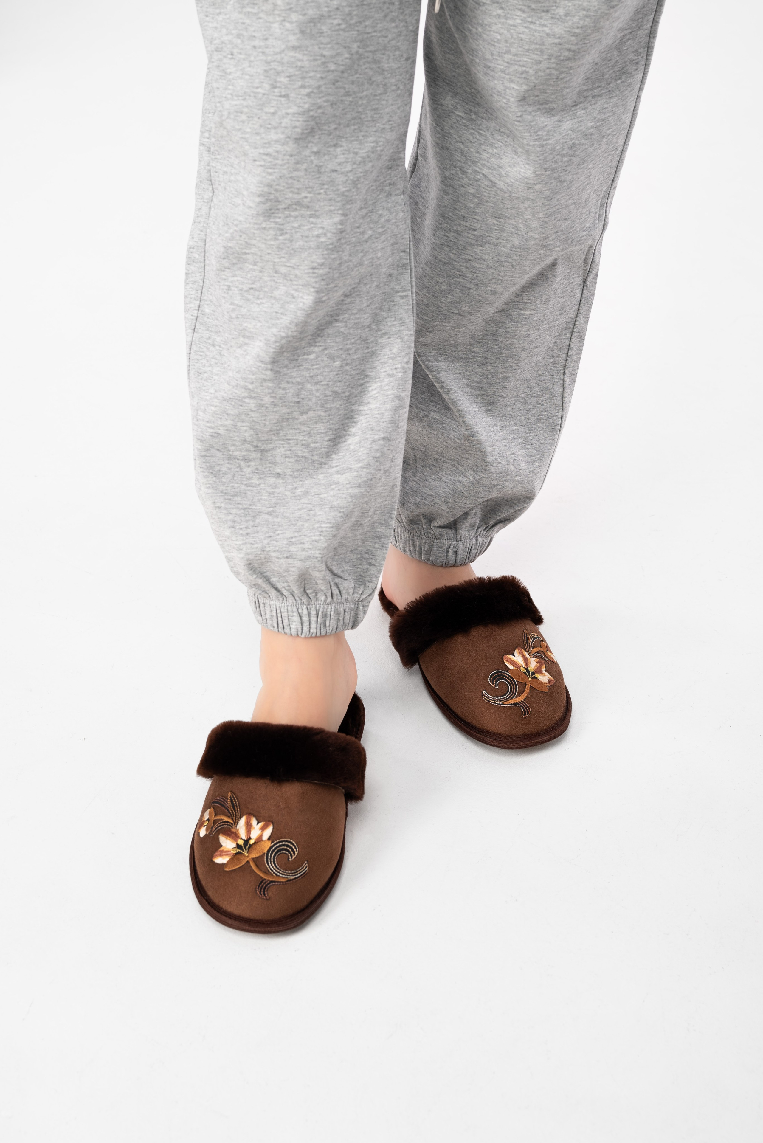 Тапочки и чуни. Предметный фотограф, фото для маркетплейсов Пятигорск, КМВ