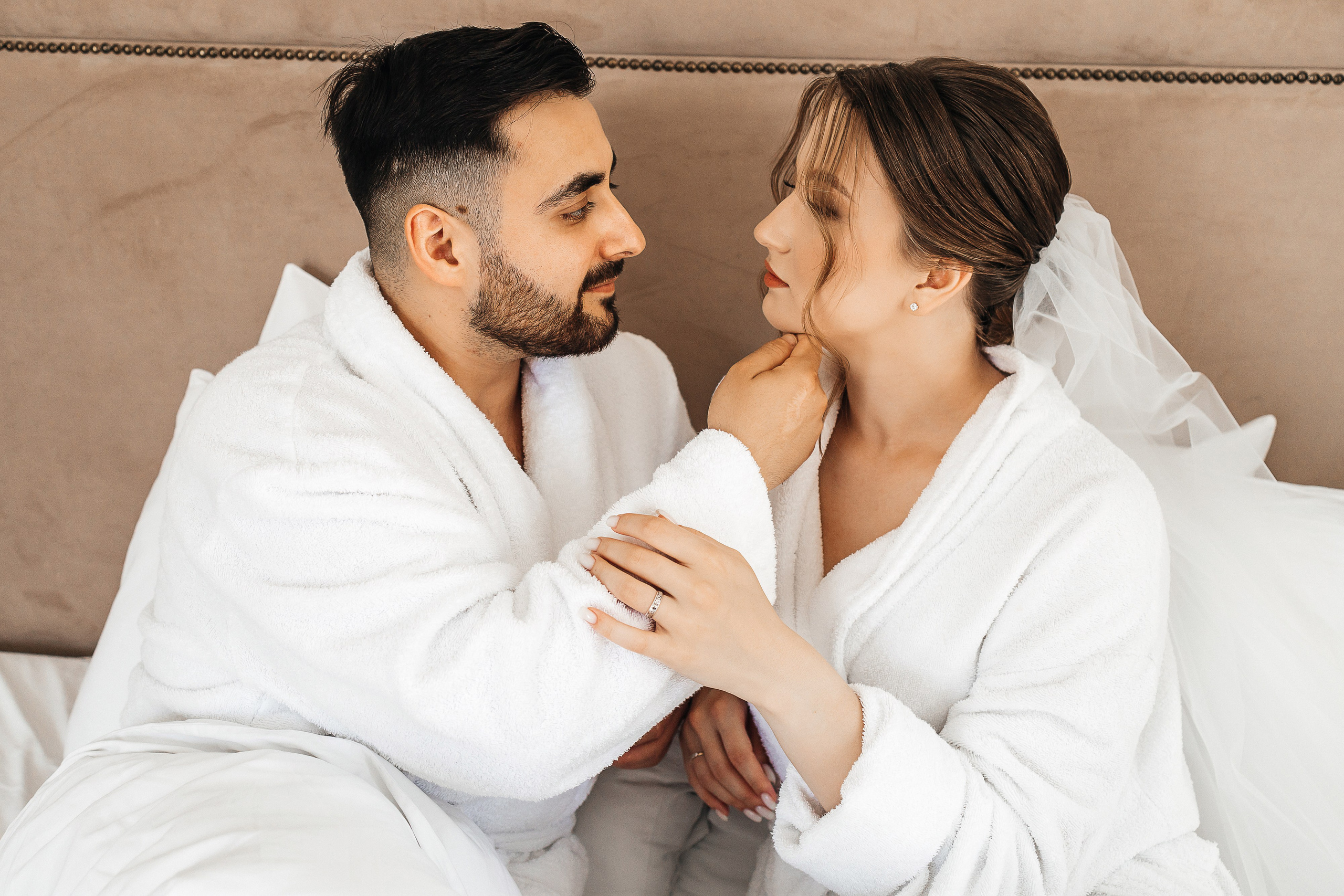 Свадебная фотосессия пары в номере отеля. Олег Сверчков | Свадебный фотограф Вологда