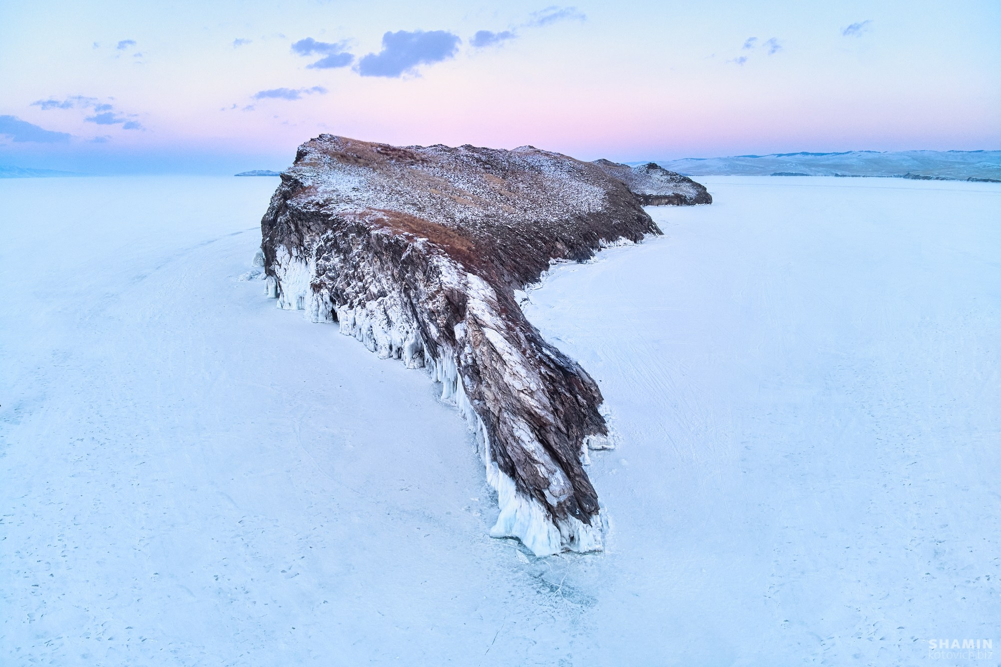 Байкал — пейзажная фотография Константина Шамина. Зимний лёд Байкала, трещины, отражения и прозрачная вода. Художественная и аэросъёмка озера Байкал.