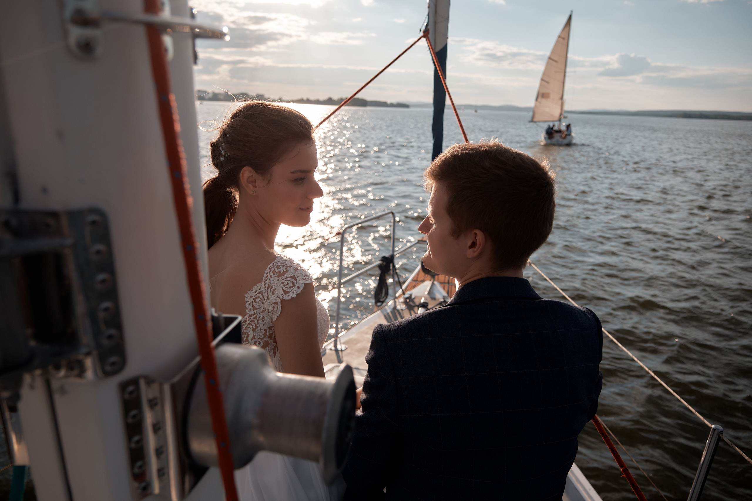 Яхта парус. Свадьба. Свадебный и портретный фотограф в Екатеринбурге Александр Блюденов