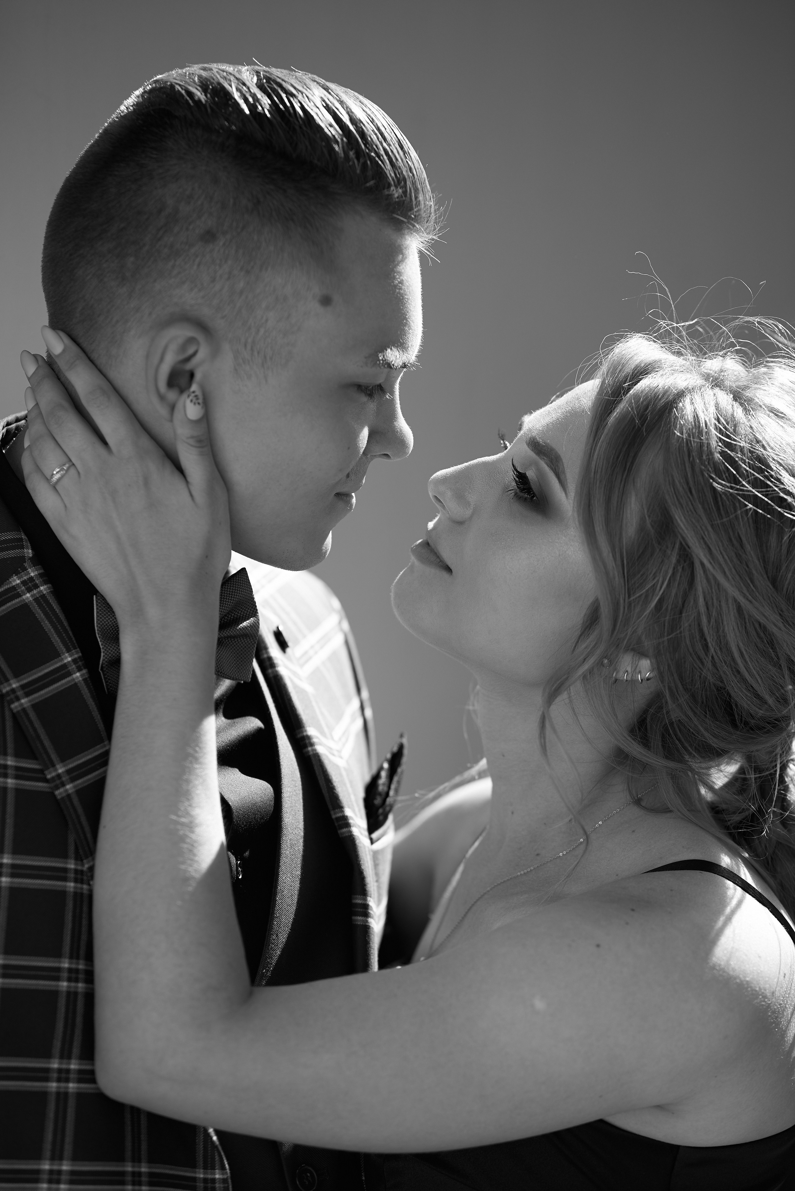 Нежность и объятия в кадре свадебного фоографа.