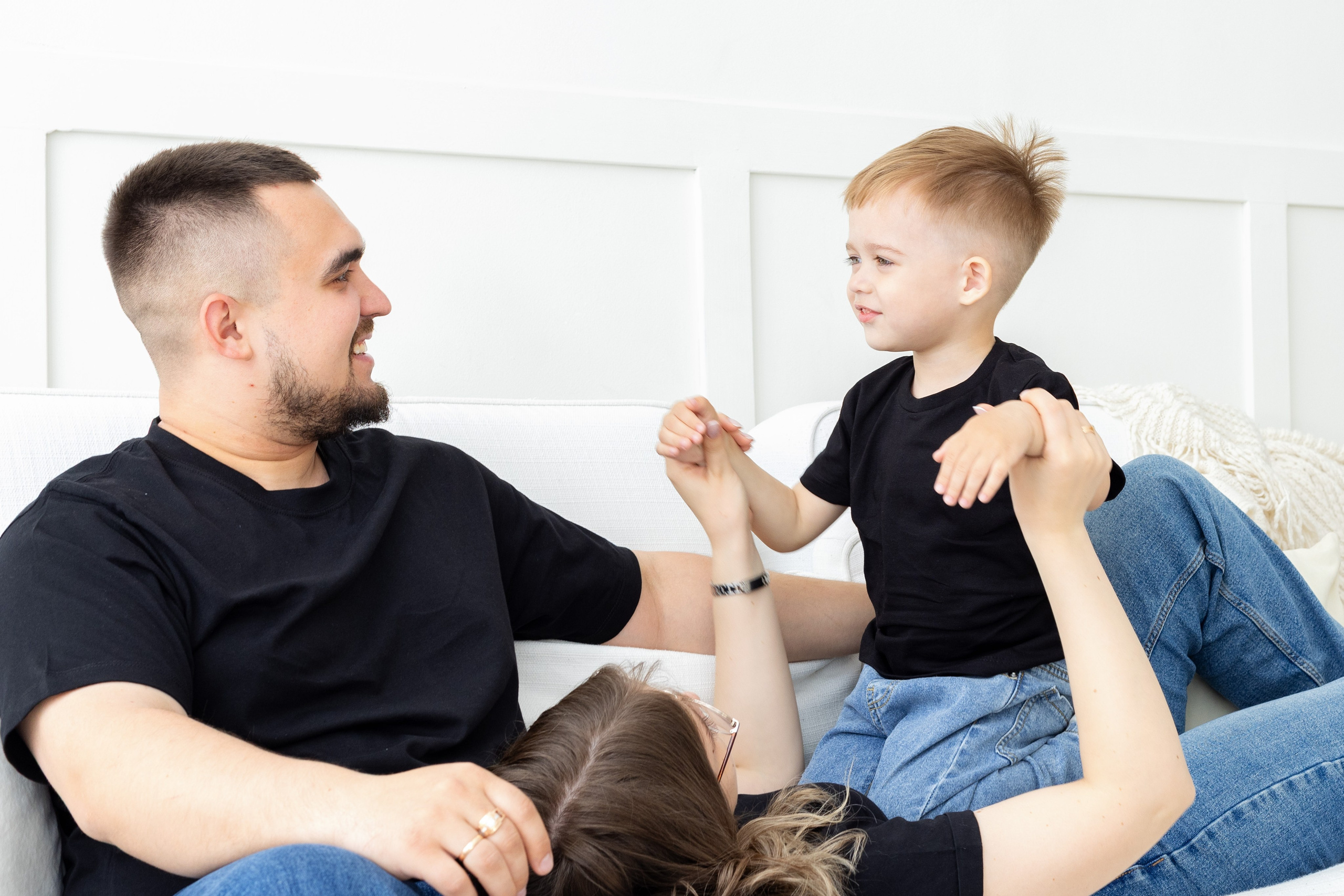 Семейная фотосессия в студии (Михаил, Крестина и Макар). Женский фотограф в Орске Новотроицке Динара Долганова