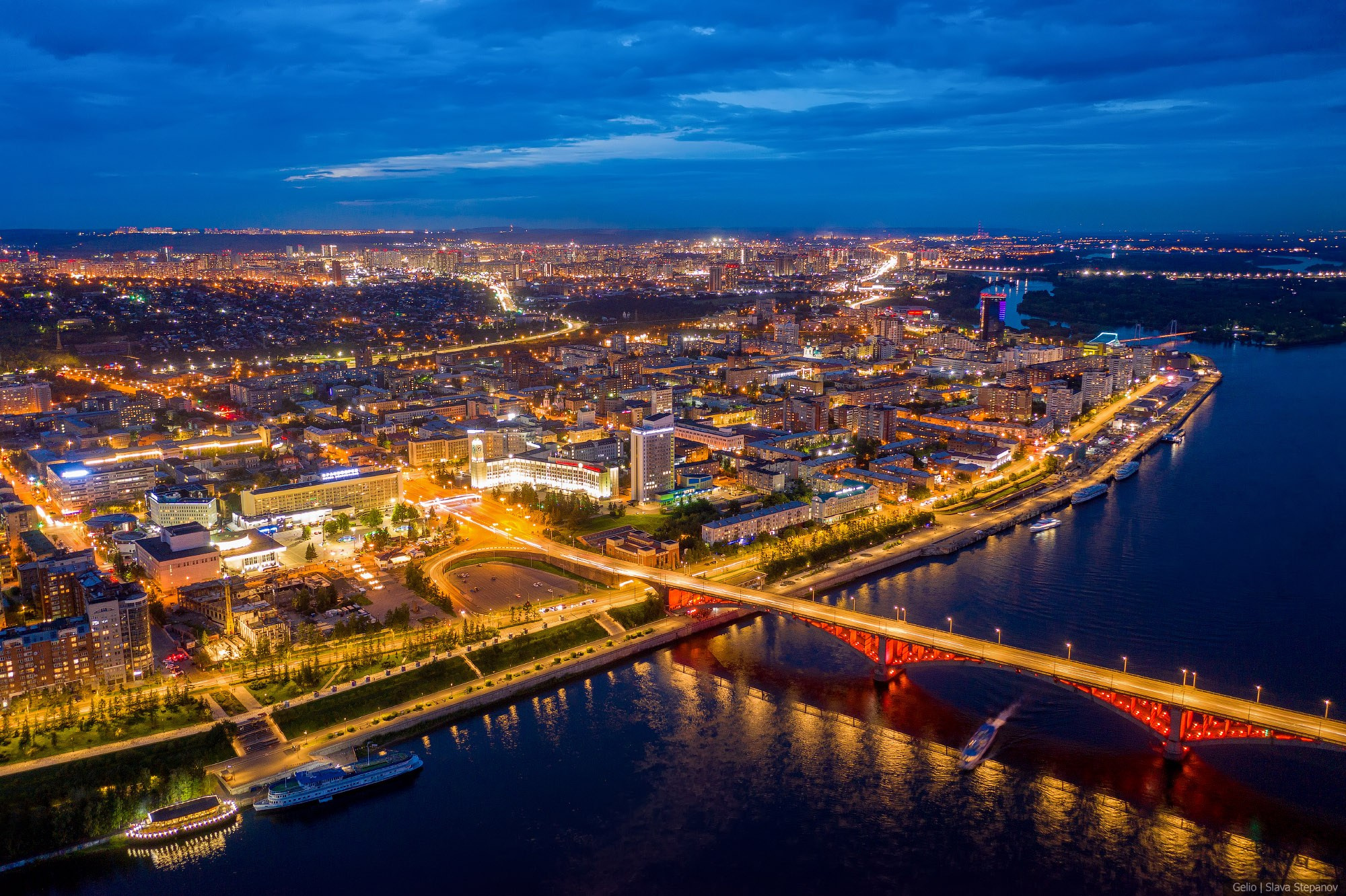 Красноярск с высоты, огни города, мост енисей
