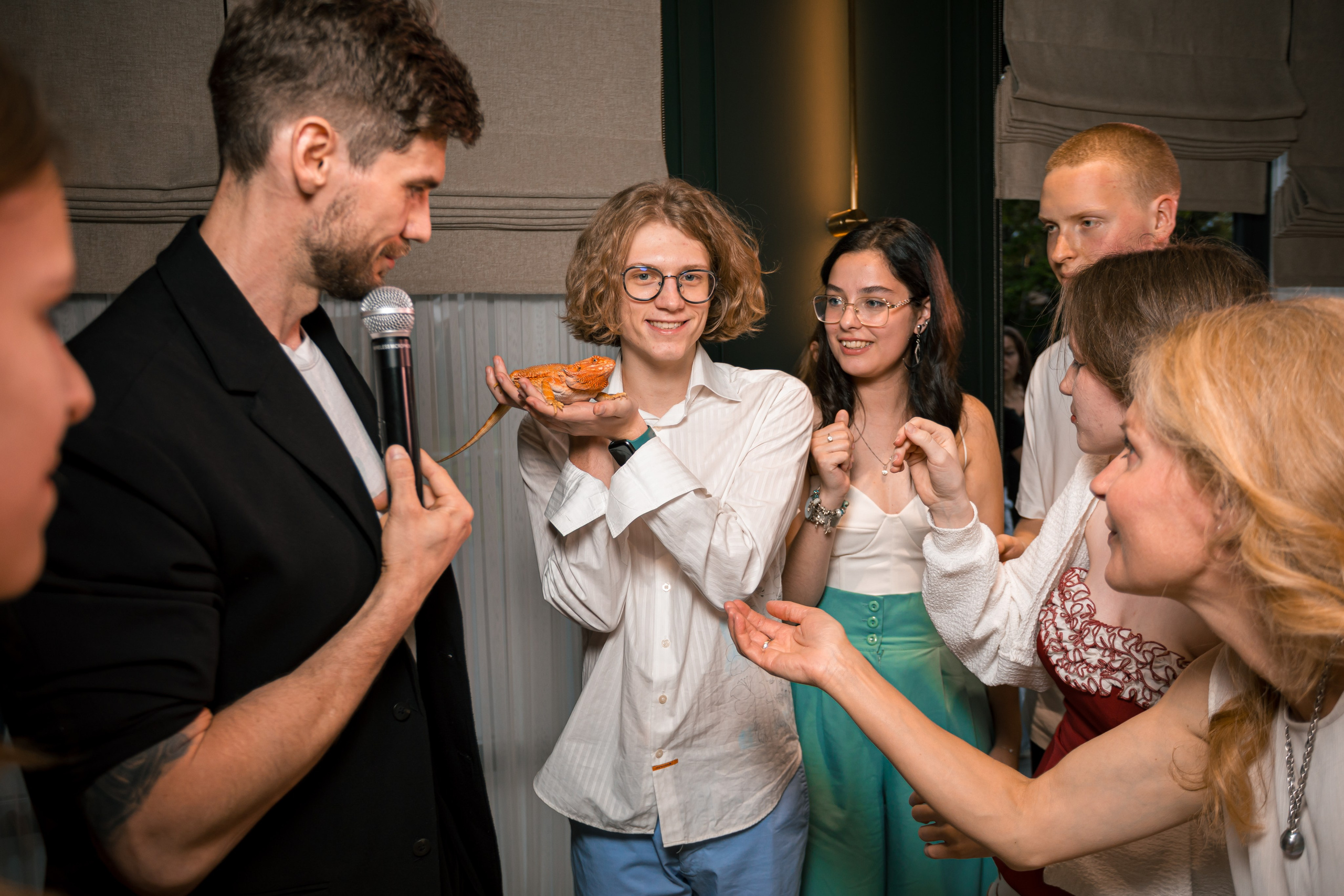 НА МНЕ ЛЕНТА «ВЫПУСКНИК»