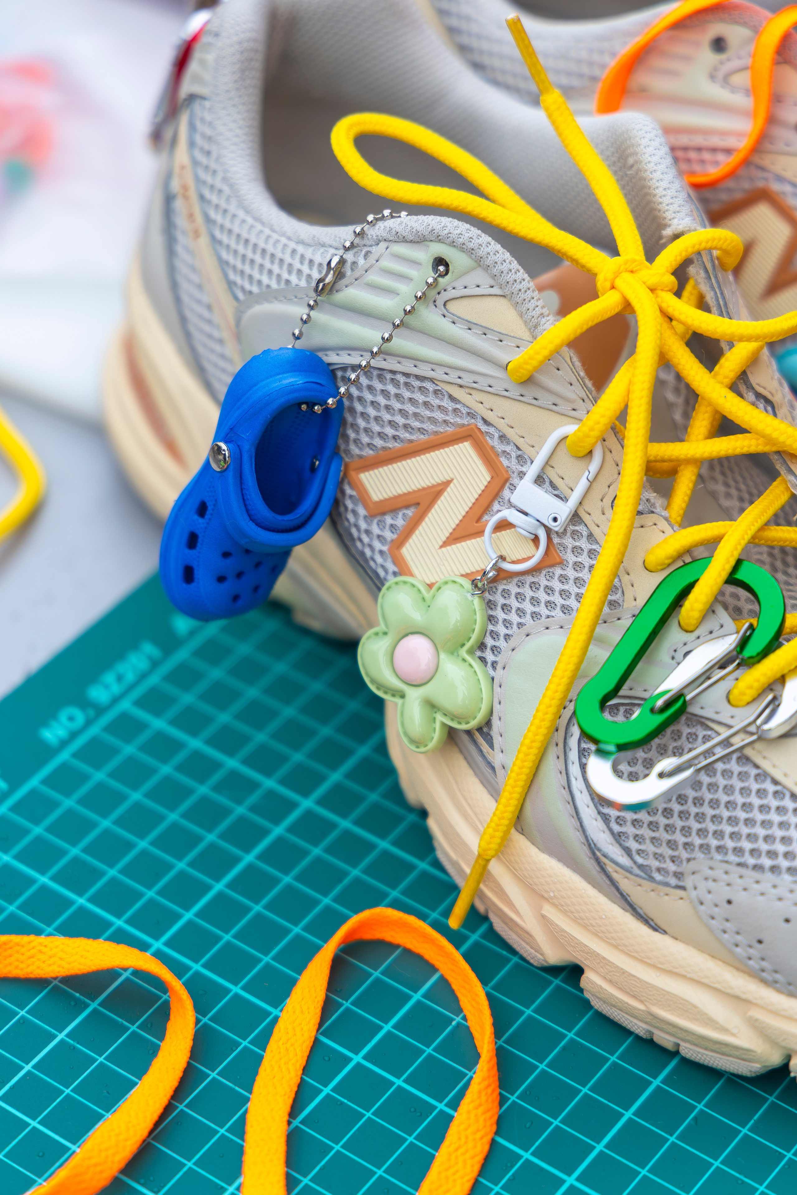 Крупно: текстура кроссовка из новой коллекции.