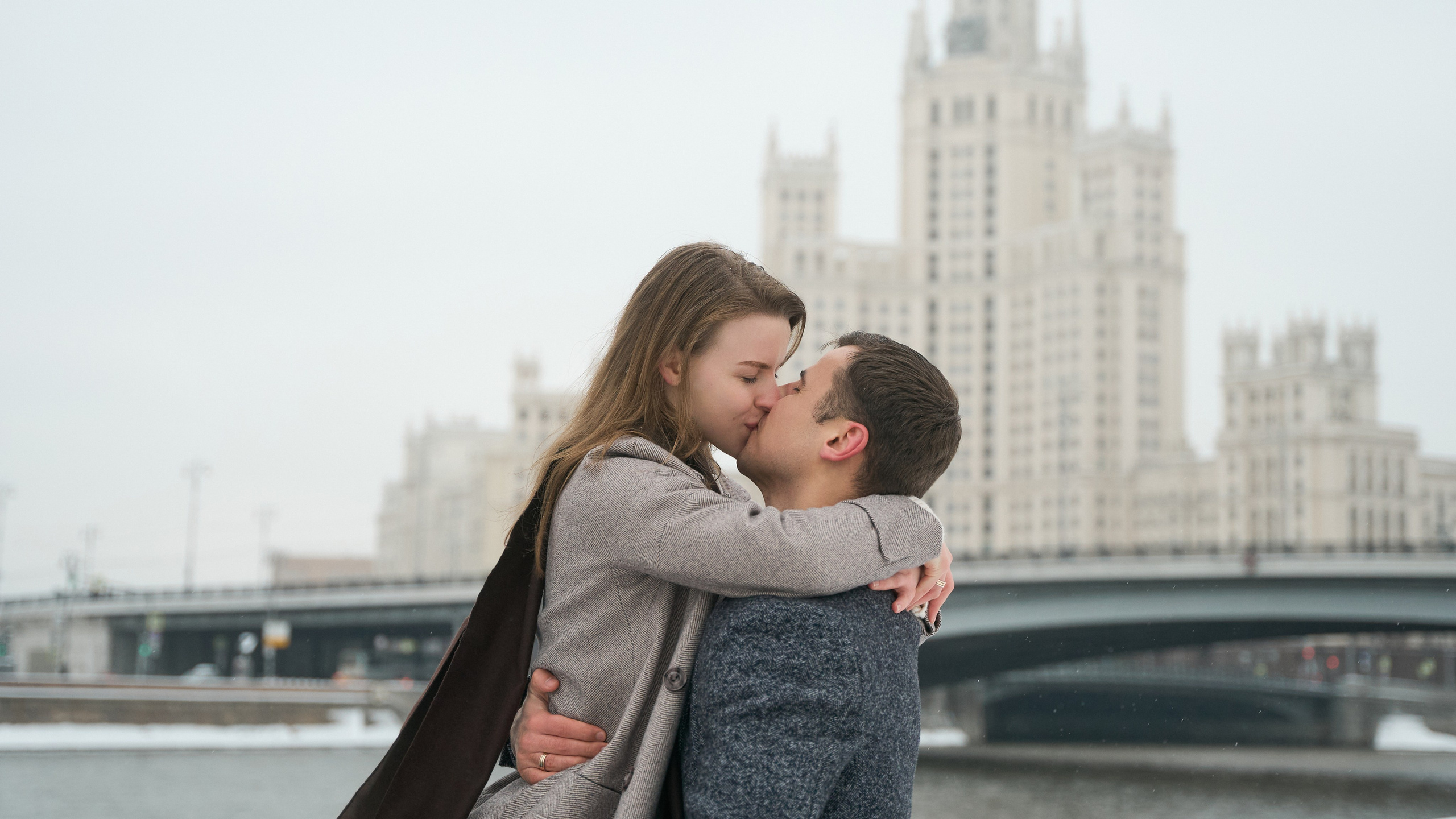 Любовь начинается с поцелуя. Minflo Photographer