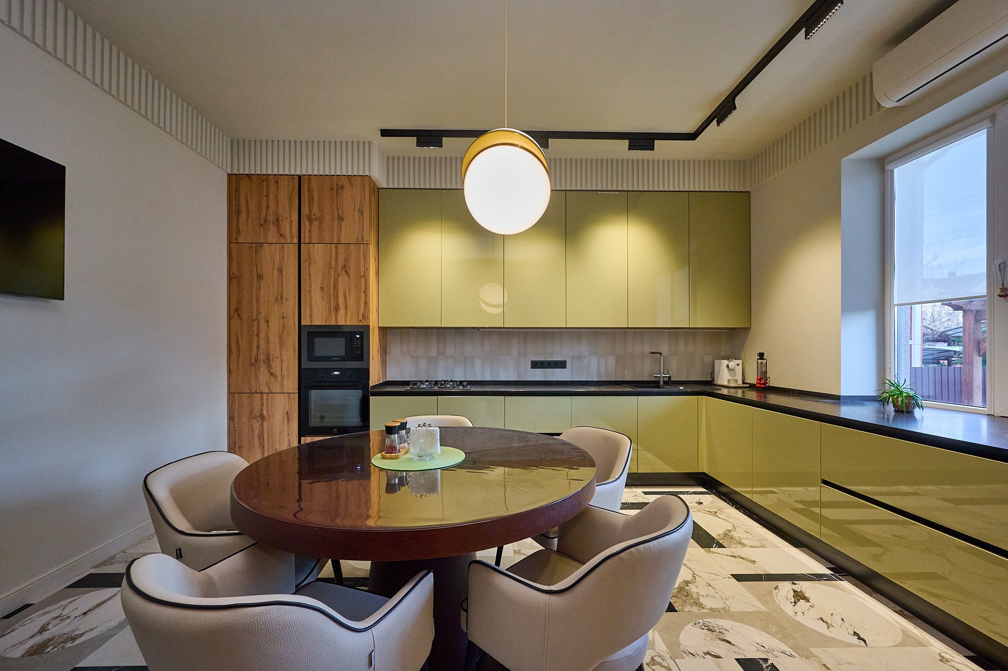 кухня светлые оттенки зеленого шкафчики коричневые оттенки холодильника  коричневый столик  белые кресла 