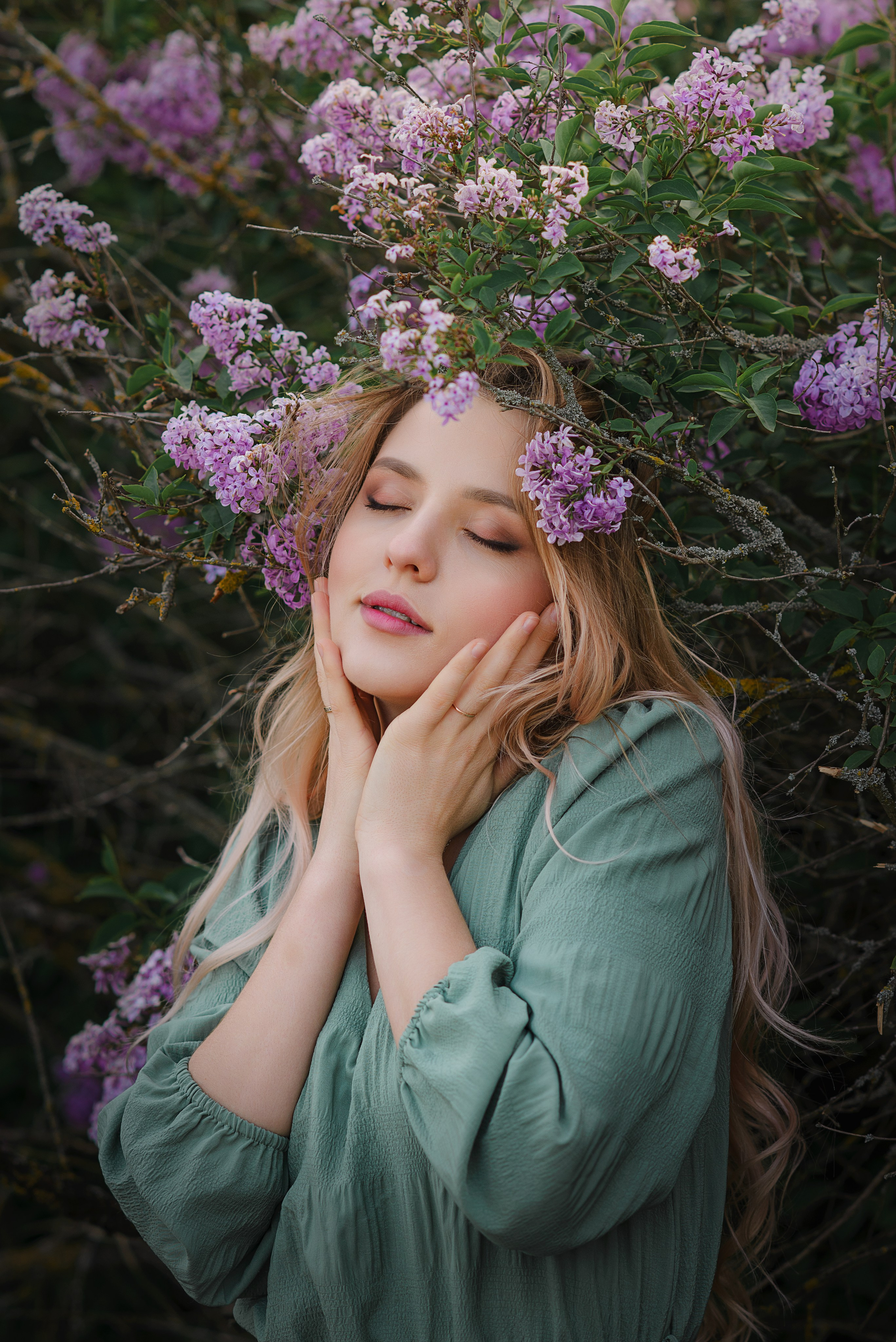 Прогулочная портретная фотосессия в сирени. Портрет девушки в сирени. Фотограф в Симферополе и по Крыму Ольга Топоривская.