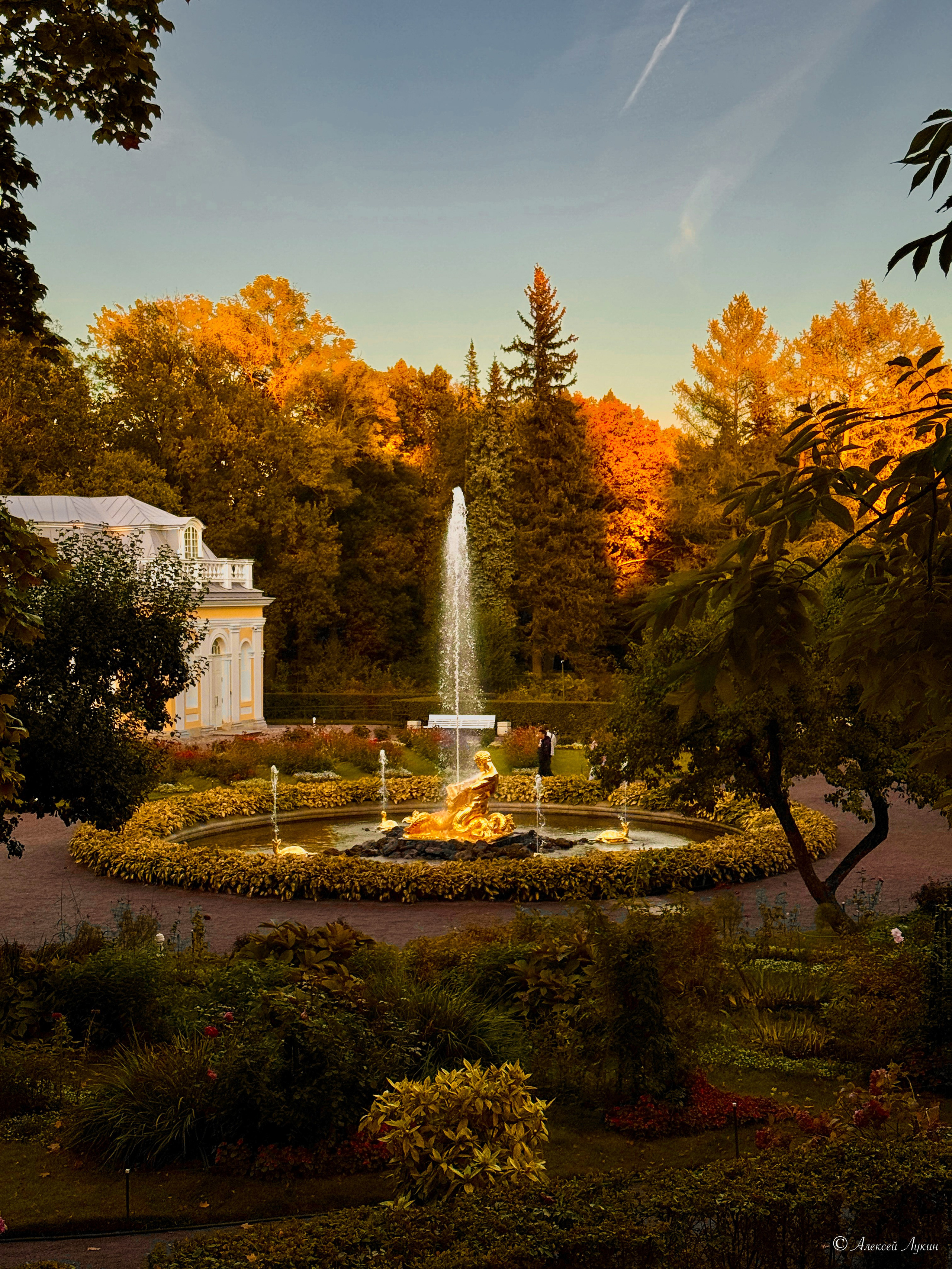 Фонтаны в парке осеннего Петергофа.