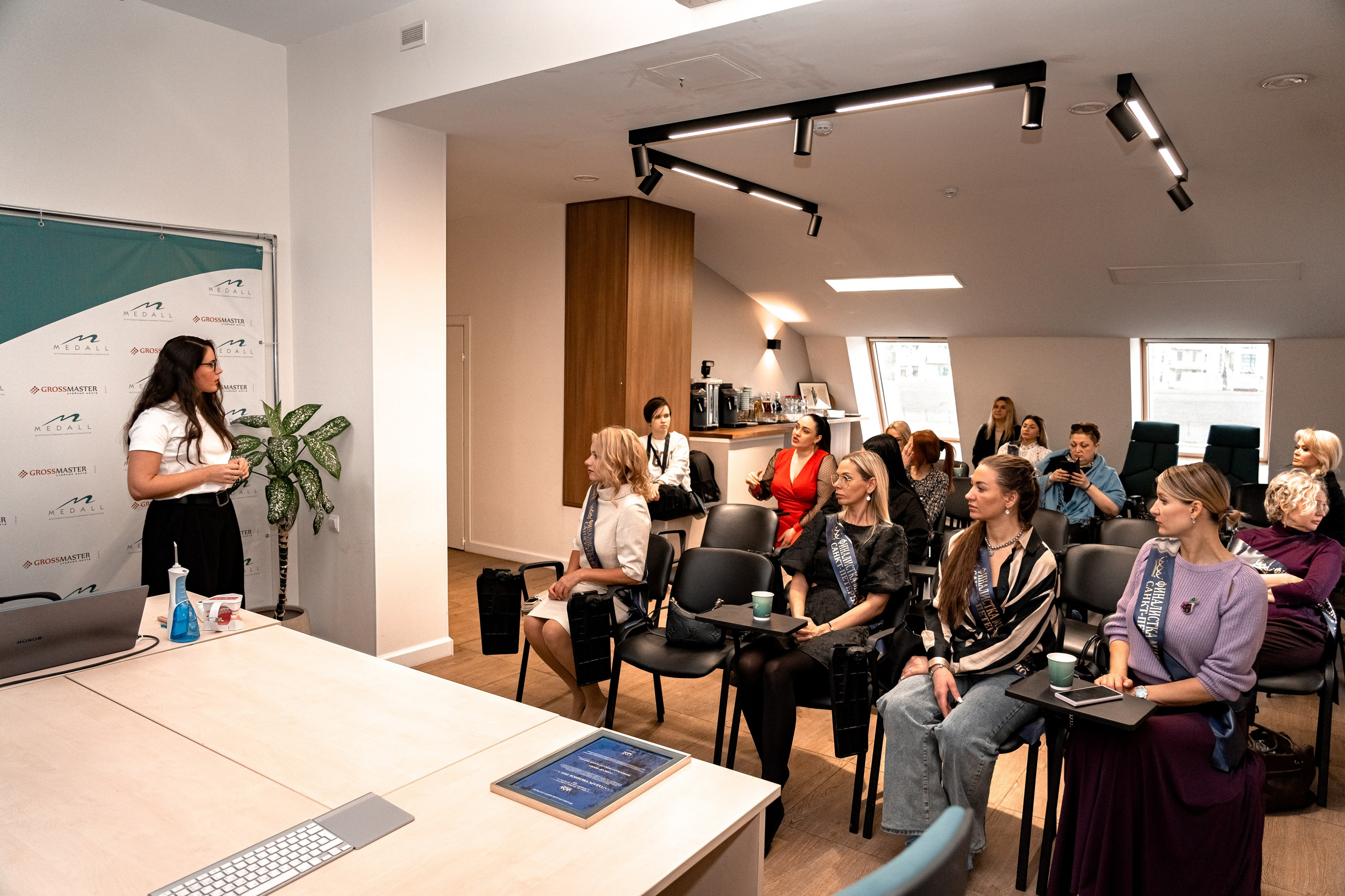 Встреча в стоматологии «Medall». Главная