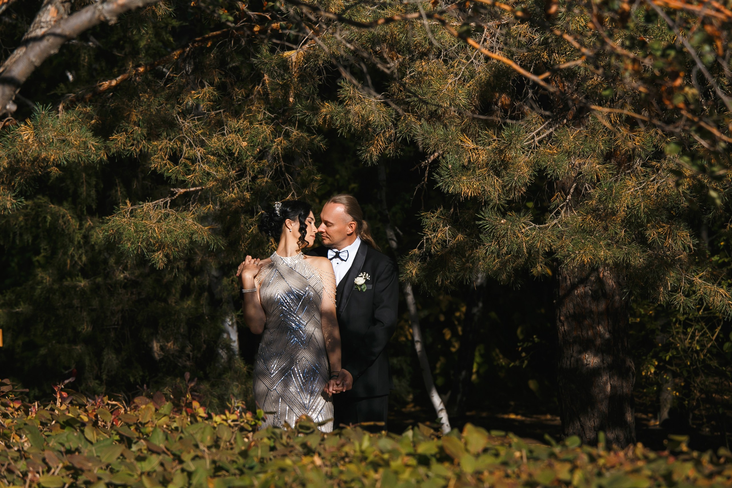 Ксения и Александр: поженились и погуляли в парке санатория Горная поляна. Событийный фотограф Максим Бескоровайновнов