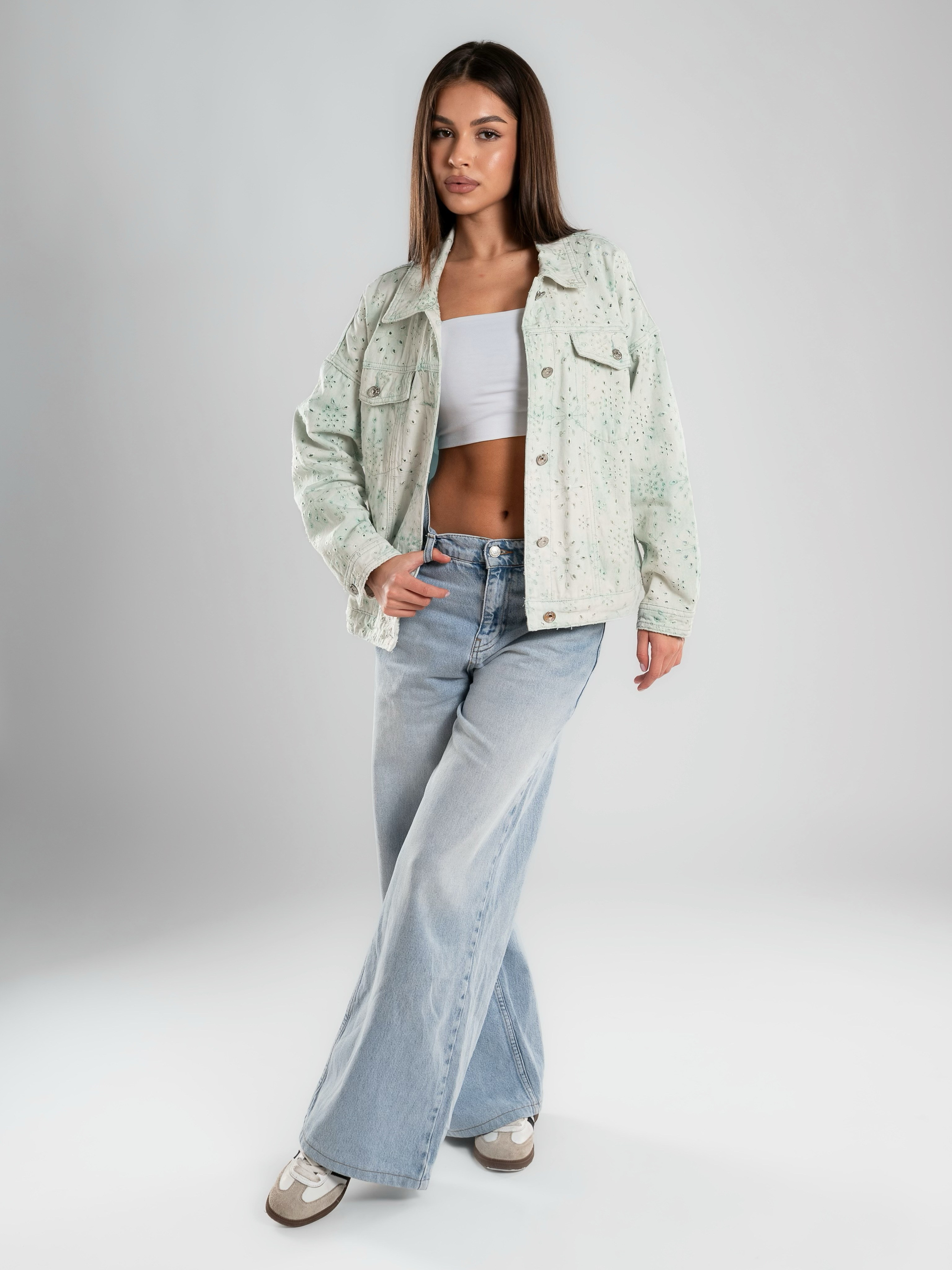 Джинсовые куртки на 2х моделях. Предметный фотограф, фото для маркетплейсов Пятигорск, КМВ