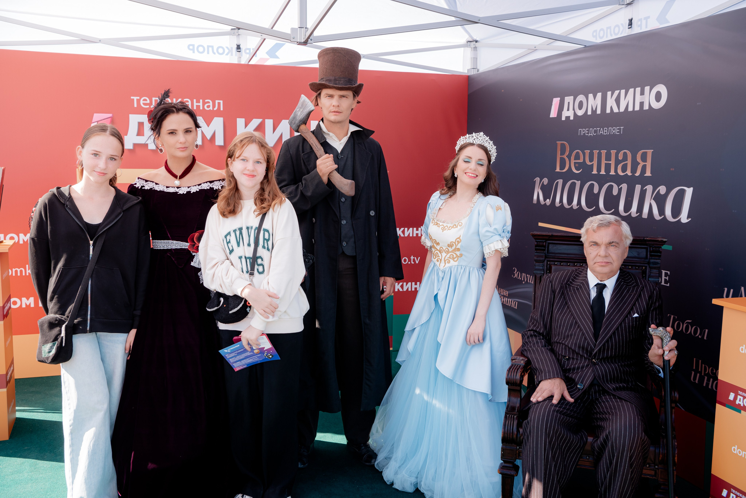 Портретные фото с артистами в палатке Триколор Дом Кинов на день города Волгоград. Фотограф в Волгограде и Волжском Александр Горбань