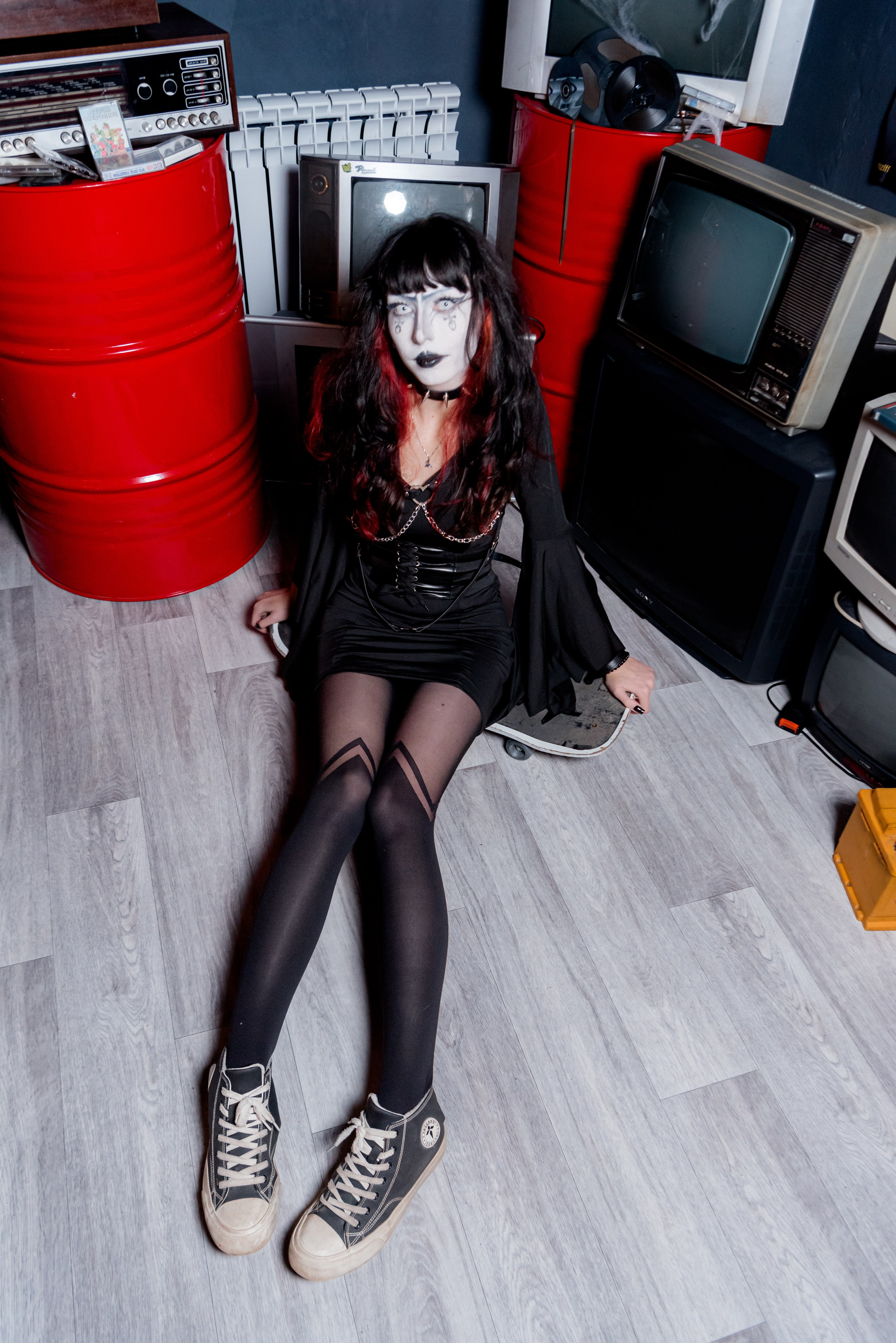 Уличная готическая фотосессия в Волжском — динамичный кадр в интерьере «Гаража».