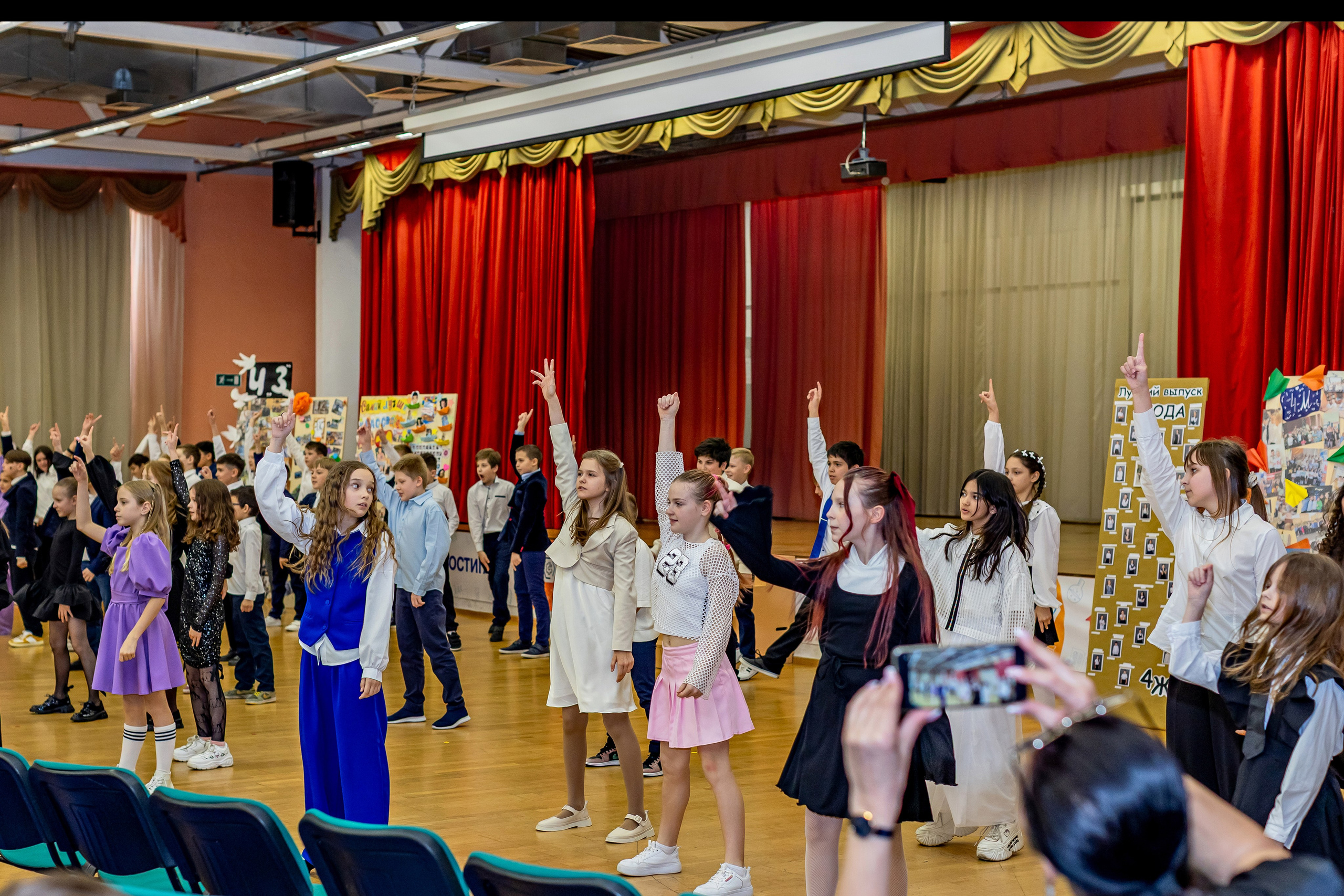 Выпускной праздник в начальной школе. Фотограф и видеограф Москва. Свадебный фотограф, видеограф. Выпускные альбомы. Оживающие альбомы