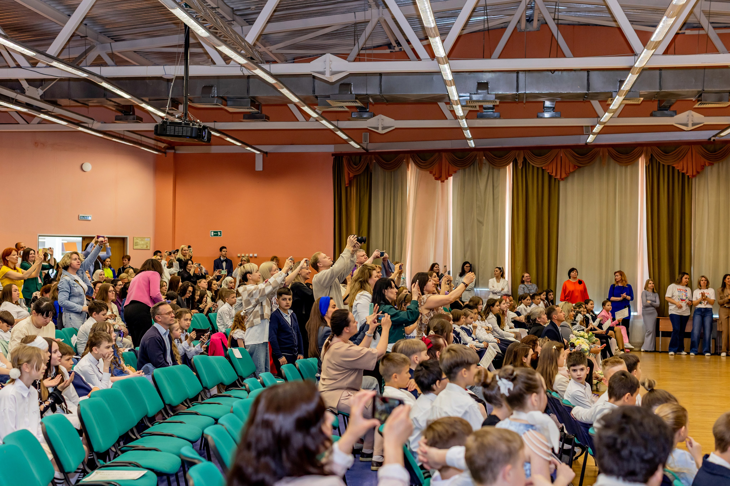 Выпускной праздник в начальной школе. Фотограф и видеограф Москва. Свадебный фотограф, видеограф. Выпускные альбомы. Оживающие альбомы