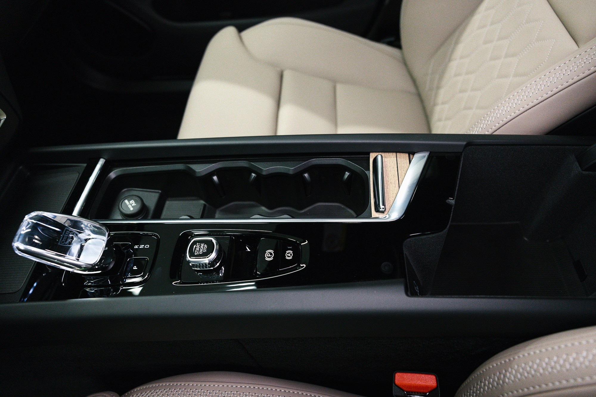 Volvo XC60 2.0 T5 4WD AT (250 л. с.). Автосалон «Х-Авто»