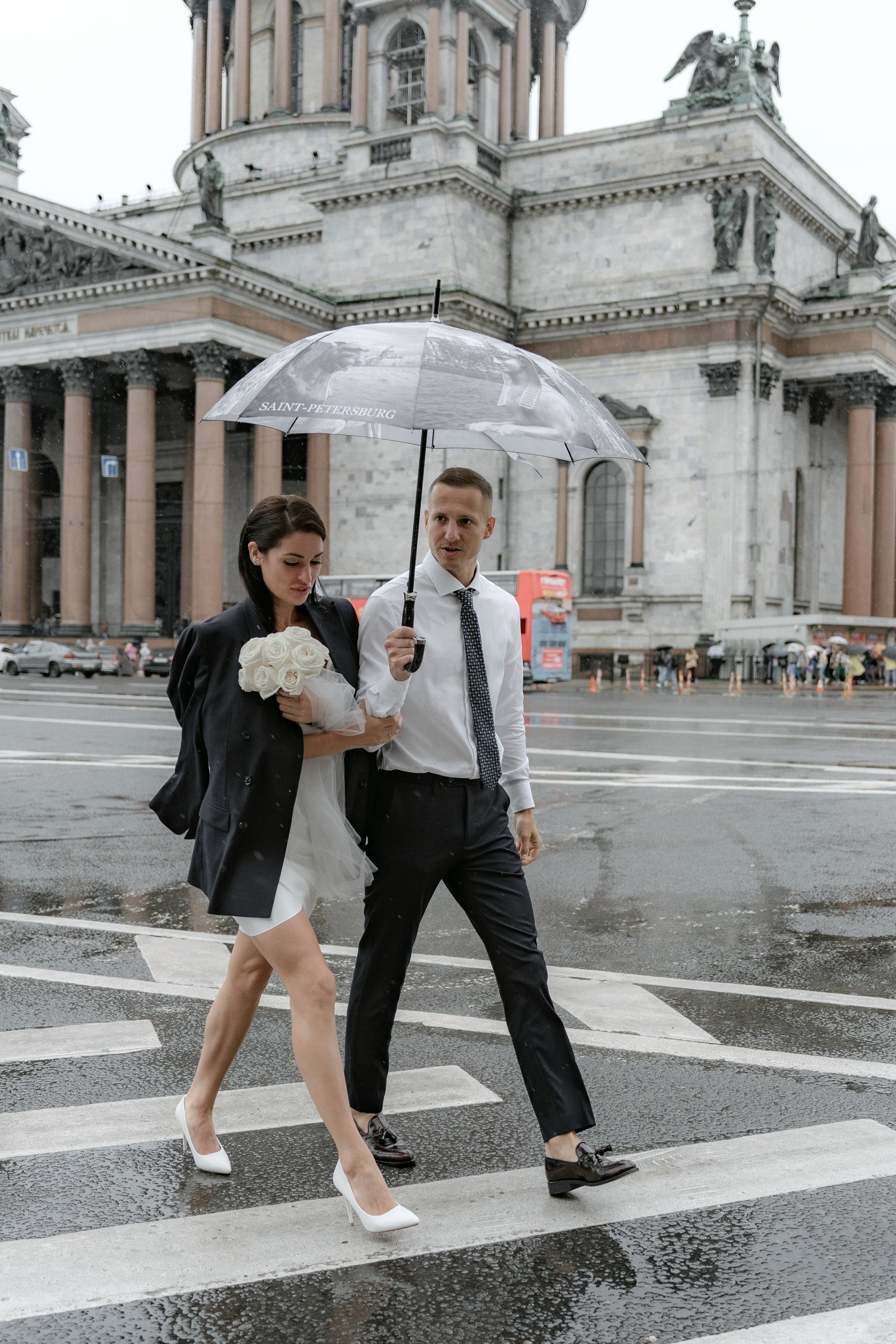 Свадебная фотосессия невесты и жениха у гостиницы Исаакиевского собора в Санкт-Петербурге на зебре
