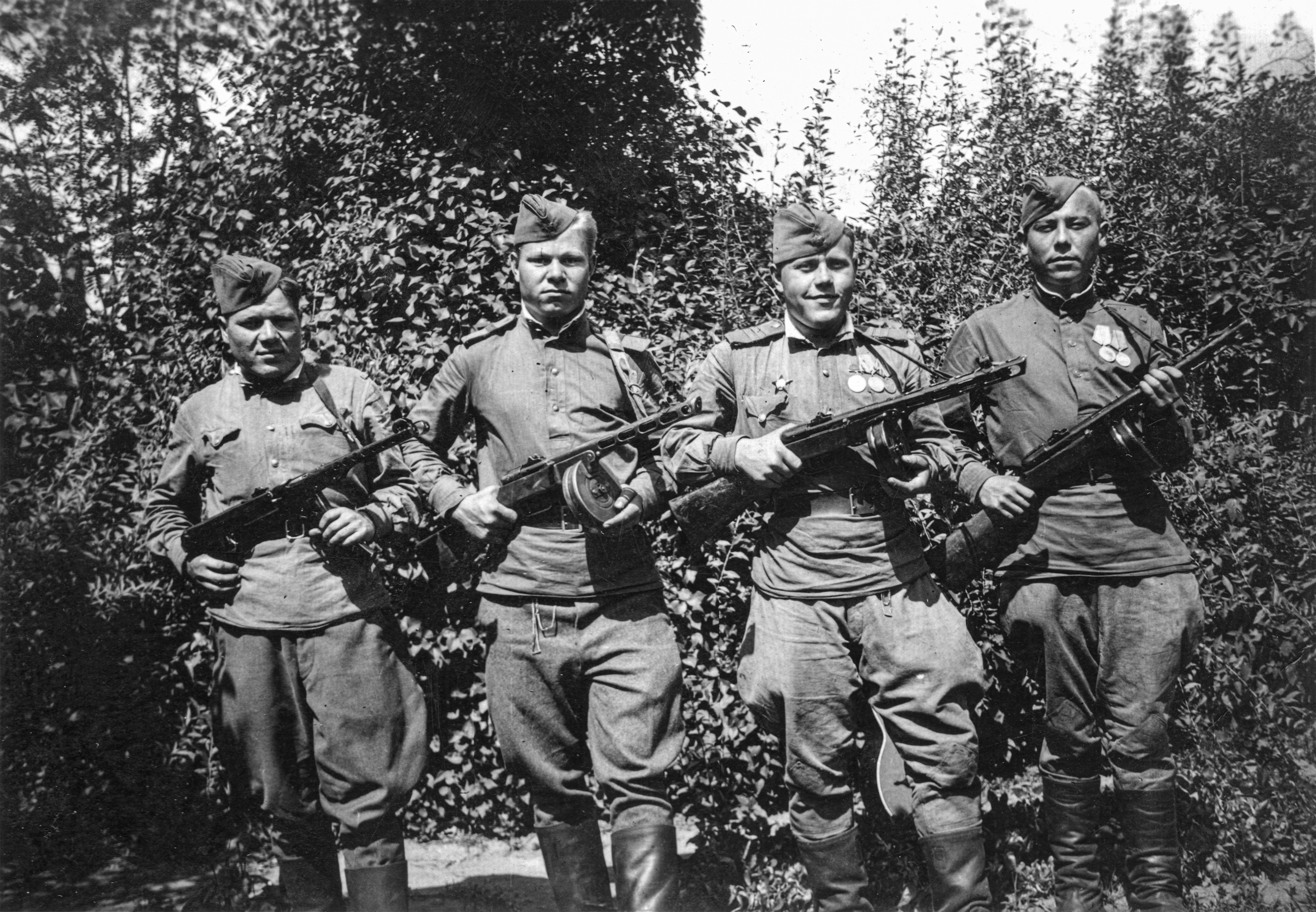 Обрабатываем фотографию убираем все огрехи и восстанавливаем утраченные участки. 