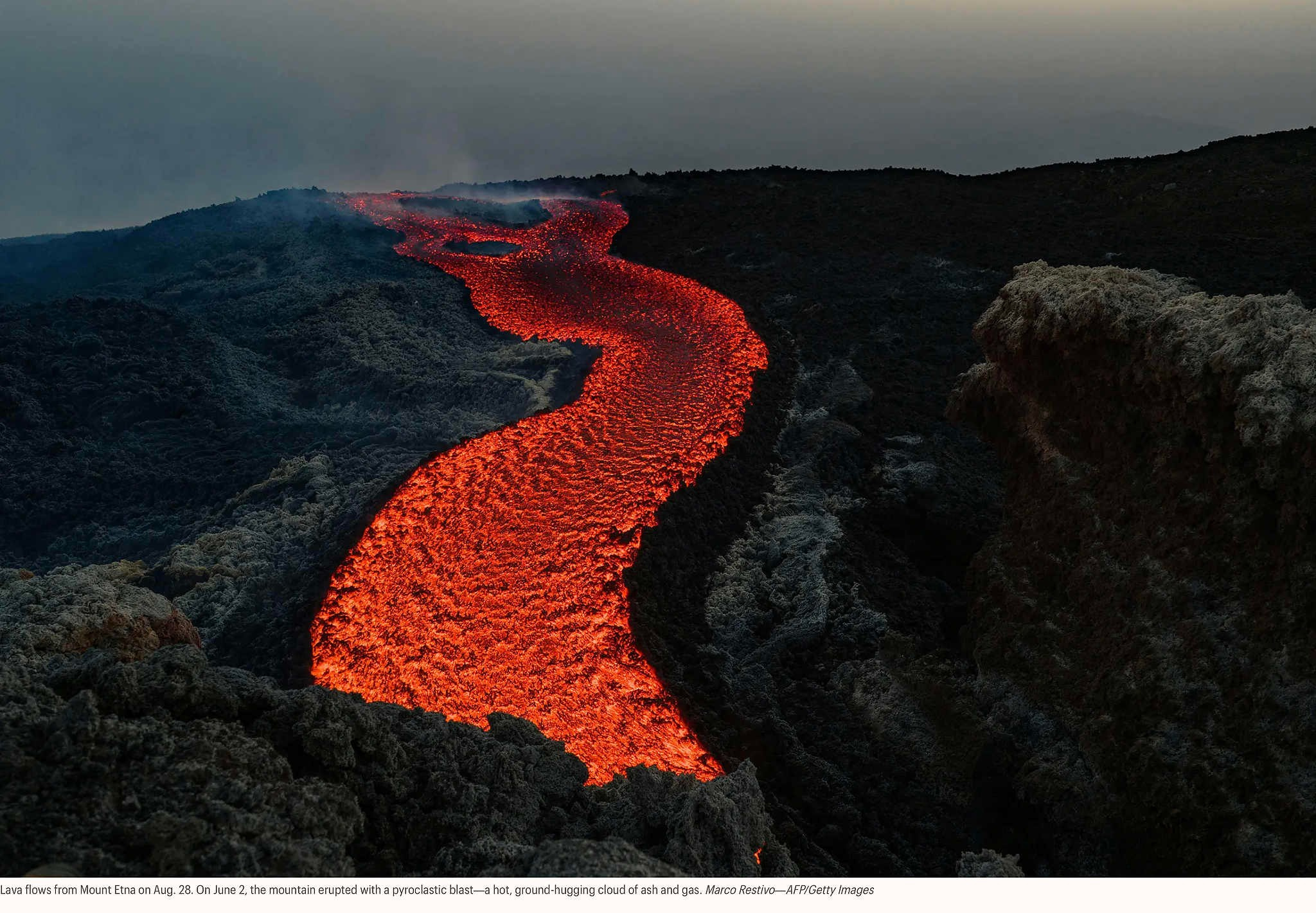 Лава вытекает из вулкана Этна 28 августа. 2 июня произошло извержение вулкана с пирокластическим взрывом — горячим облаком из пепла и газа, окутавшим землю. Марко Рестиво — AFP/Getty Image