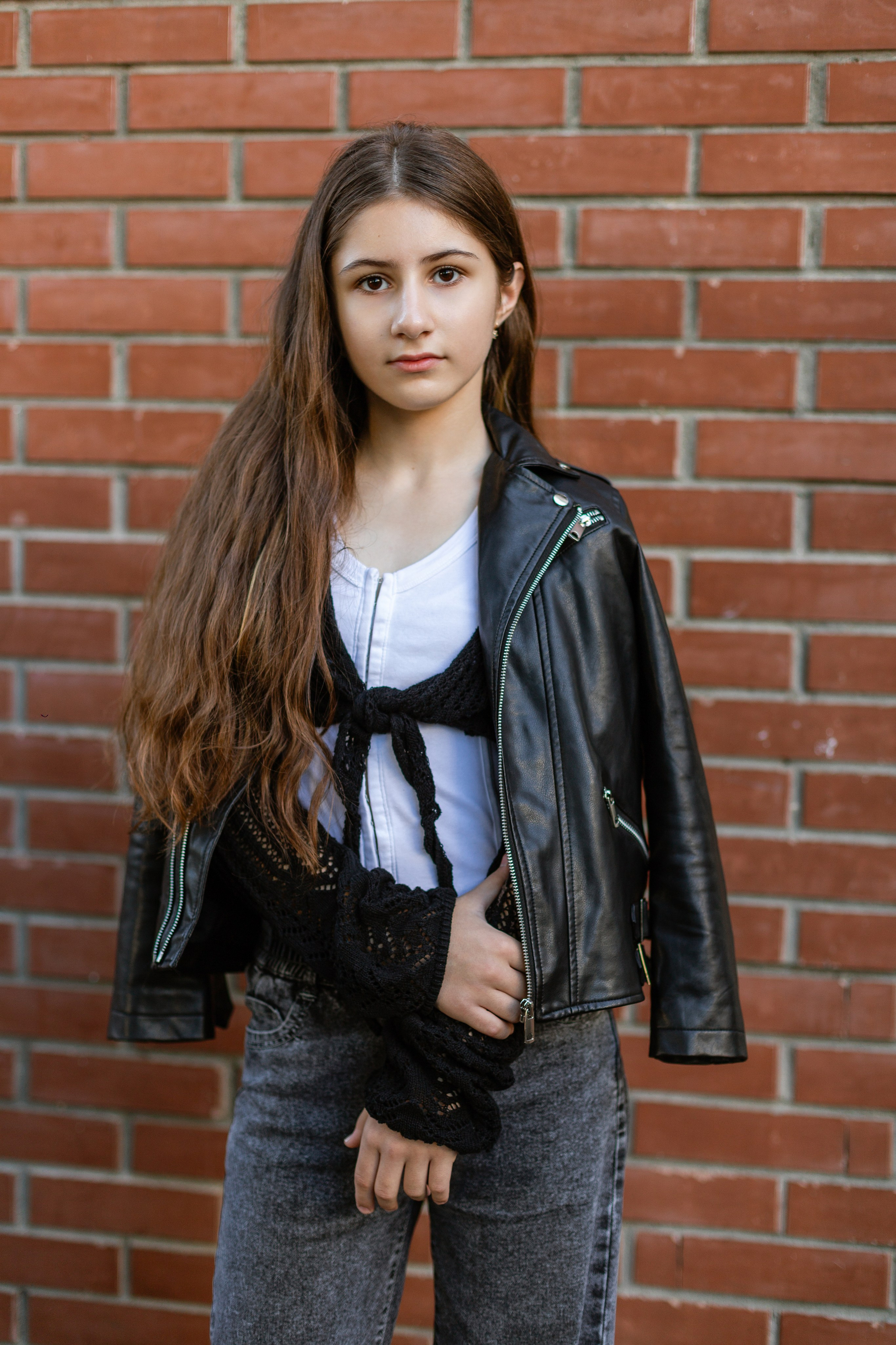 Стильное школьное фото 6 класса, девочка в кожаной куртке в лофте.