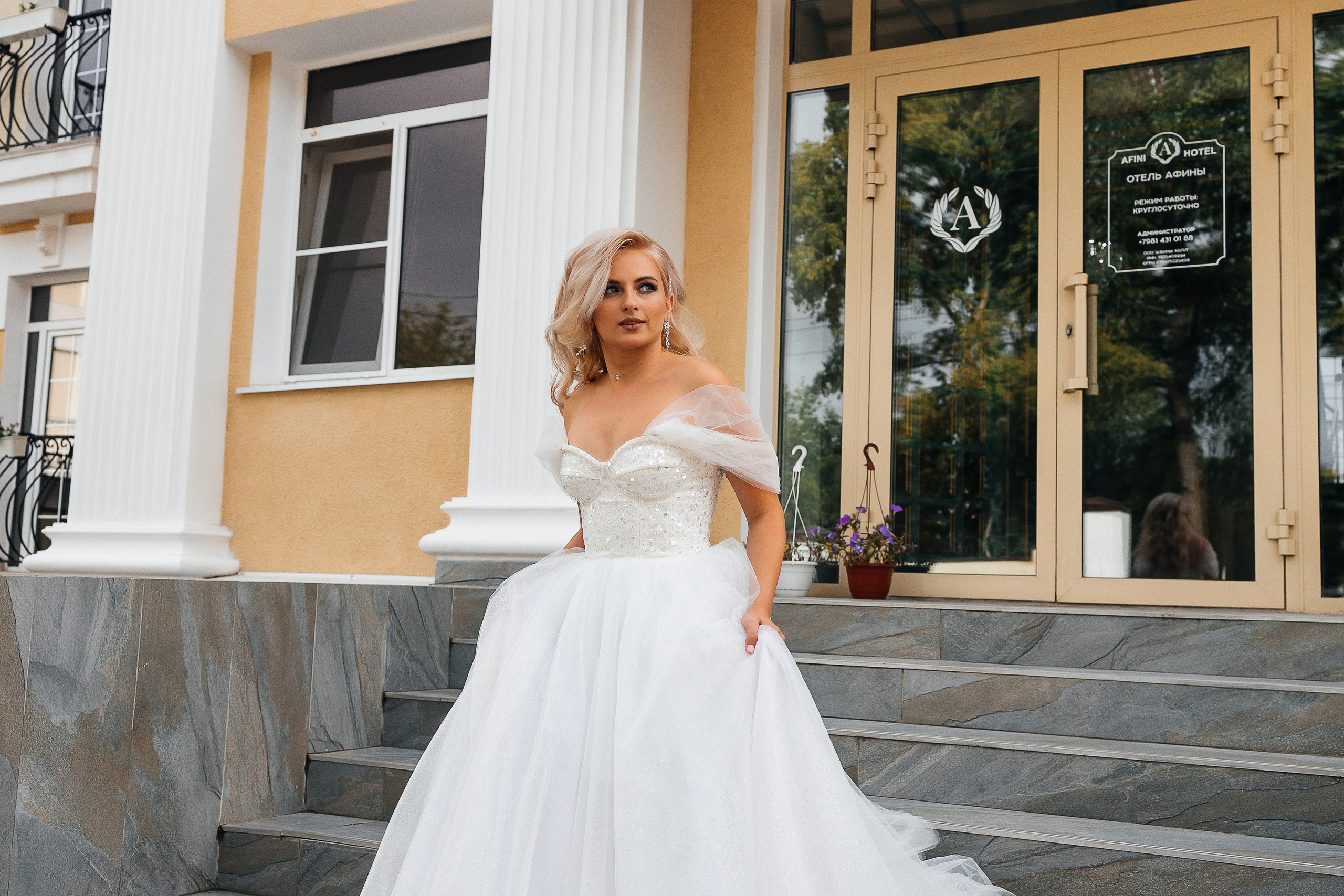 Стильная фотосессия пары в интерьерах ресторана. Олег Сверчков | Свадебный фотограф Вологда