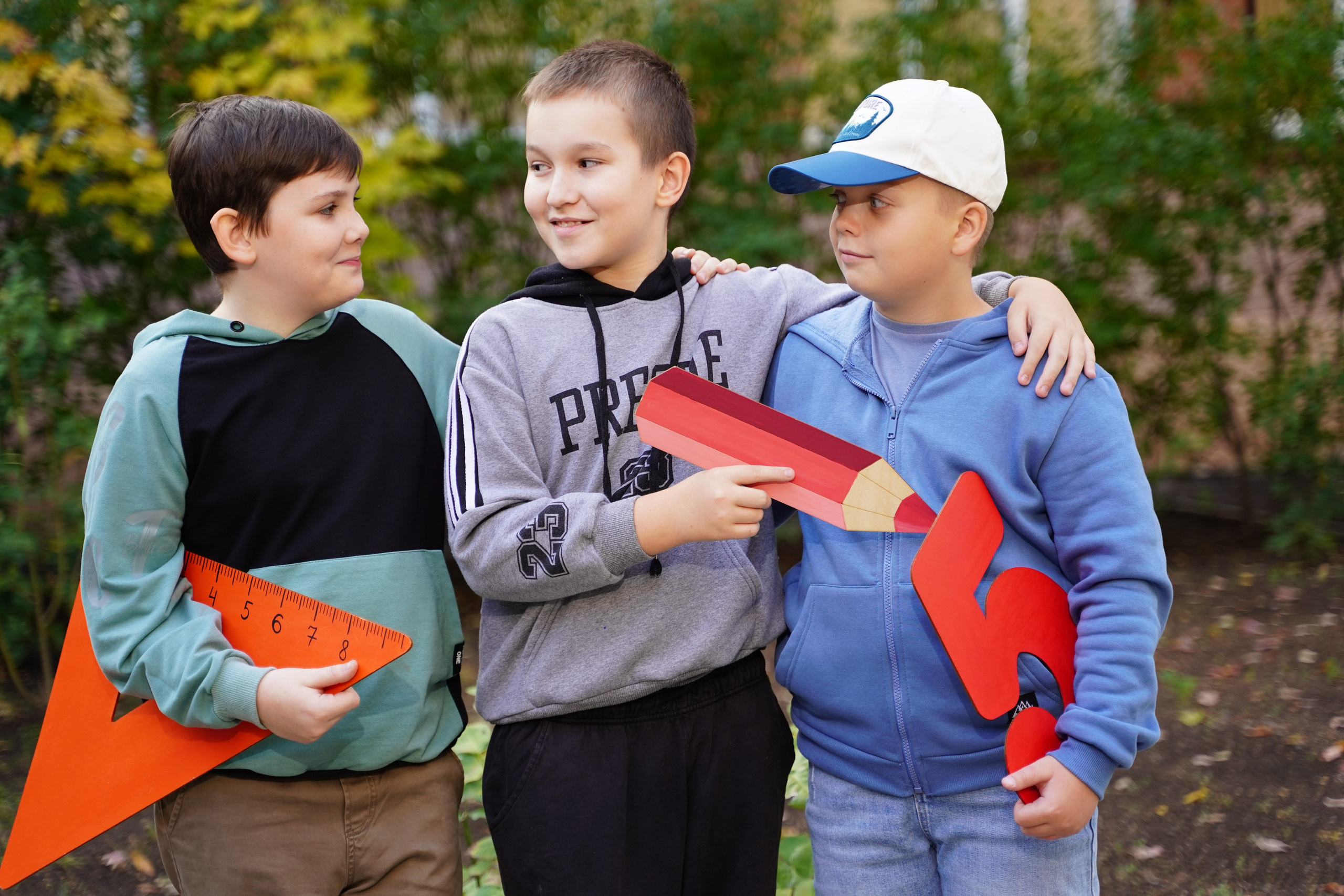 Фото с другом. MEMENTO.Выпускные альбомы, школьные, юбилейные и другие книги. Ростов-на-Дону