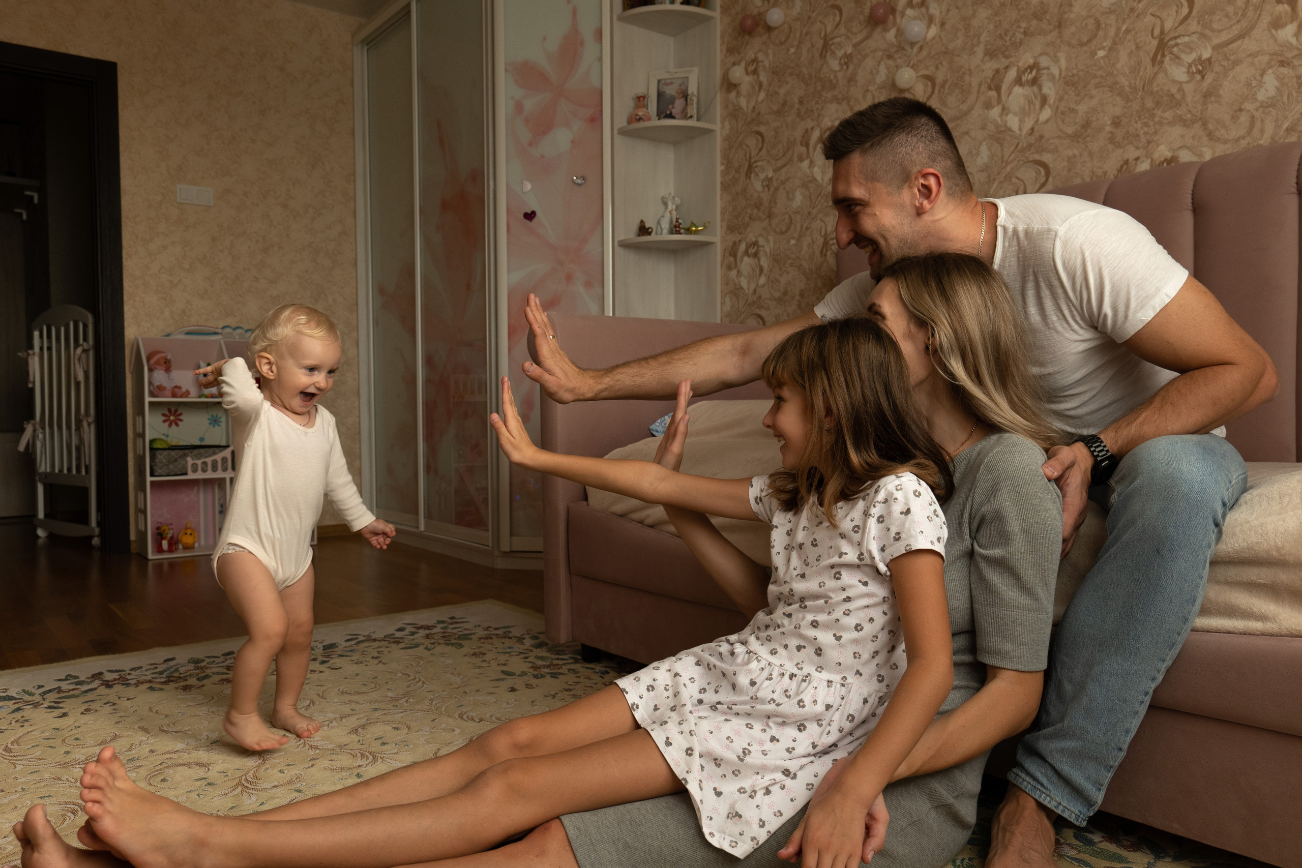 Семейная фотосессия дома. Фотограф видеограф Ольга Василевская