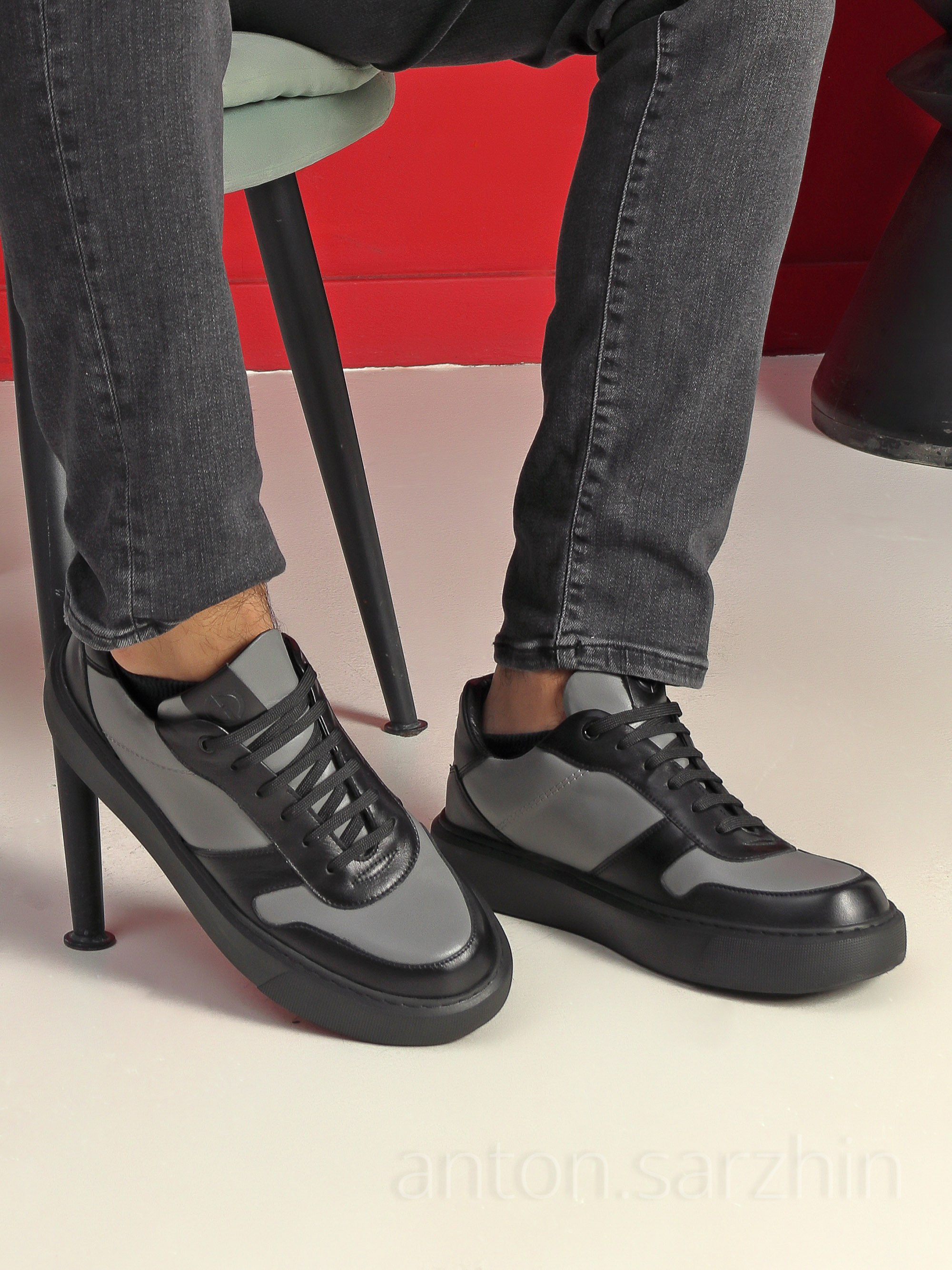 Мужские кроссовки на модели в интерьерной студии