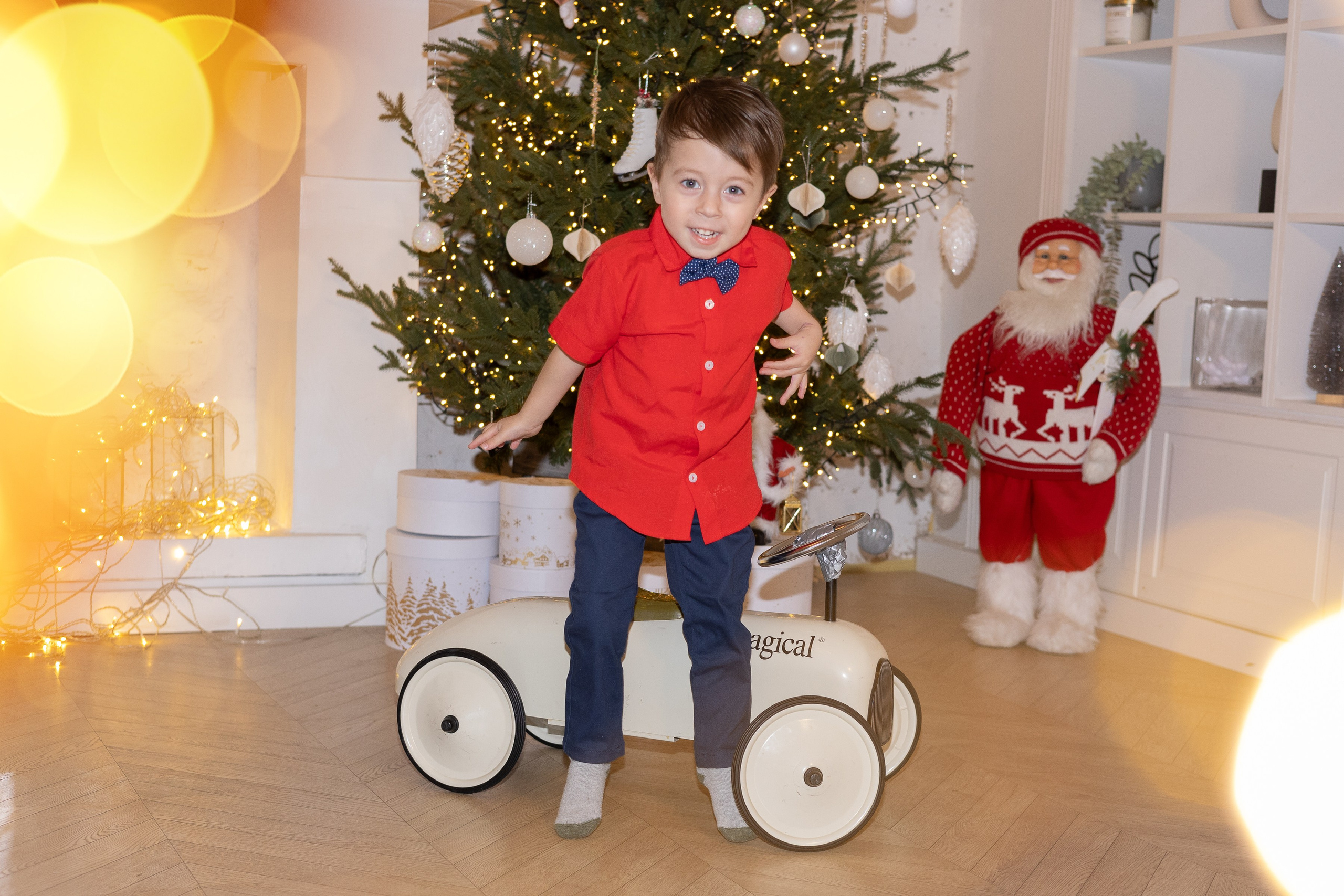 Мальчик на игрушечной машине