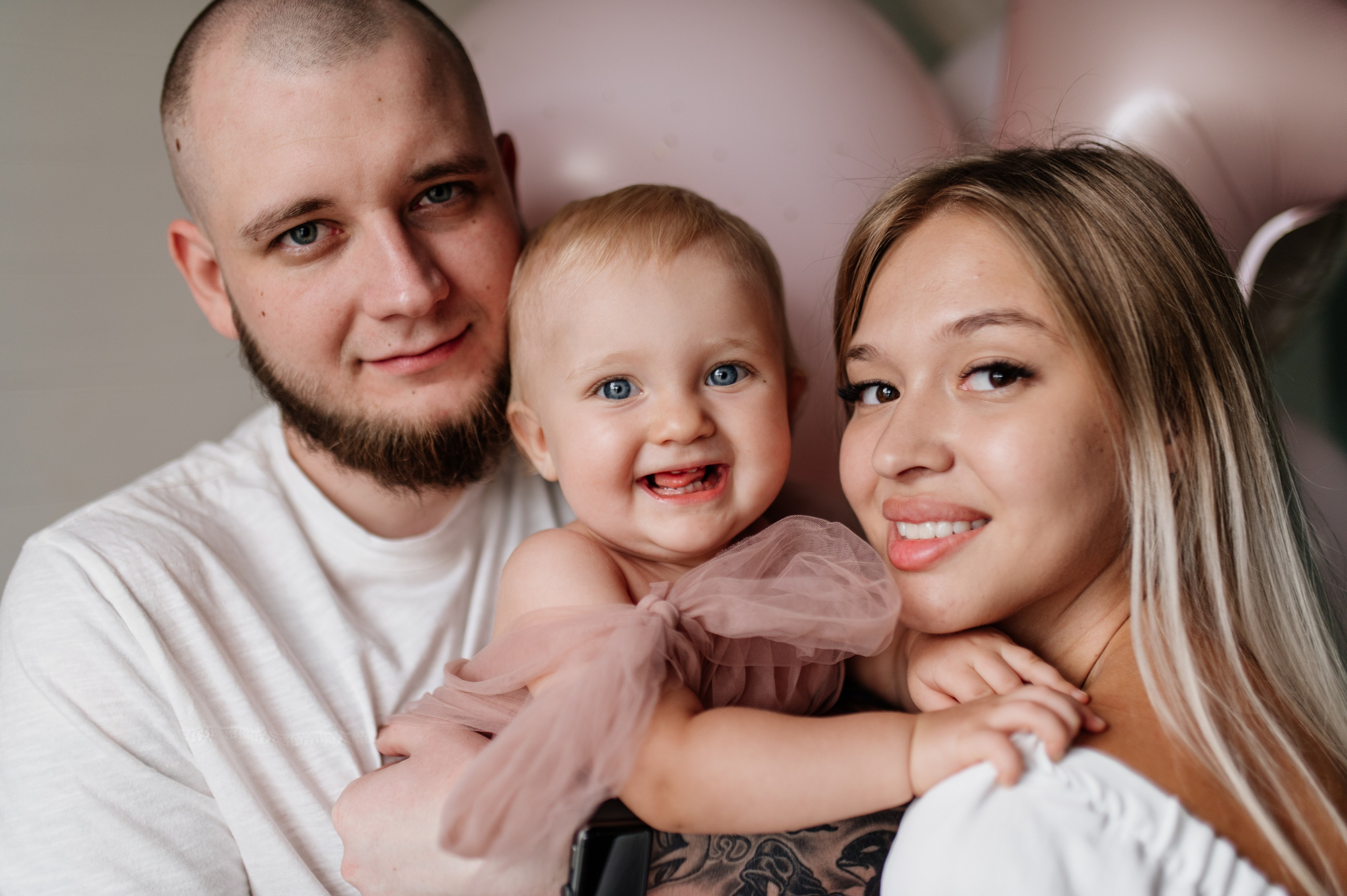 Годовасие Алисы дома. Семьи