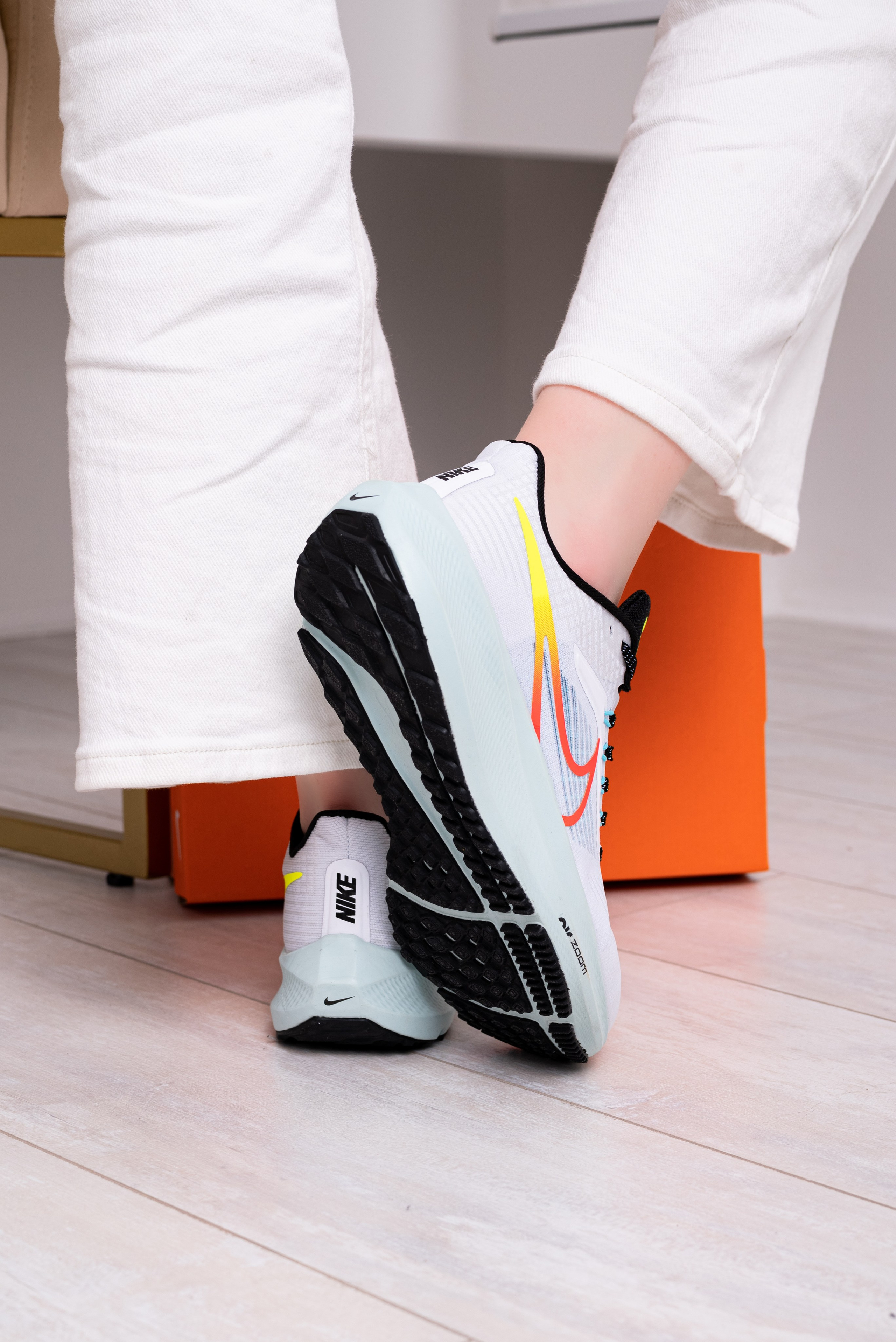 Кроссовки в студии. Предметный фотограф, фото для маркетплейсов Пятигорск, КМВ