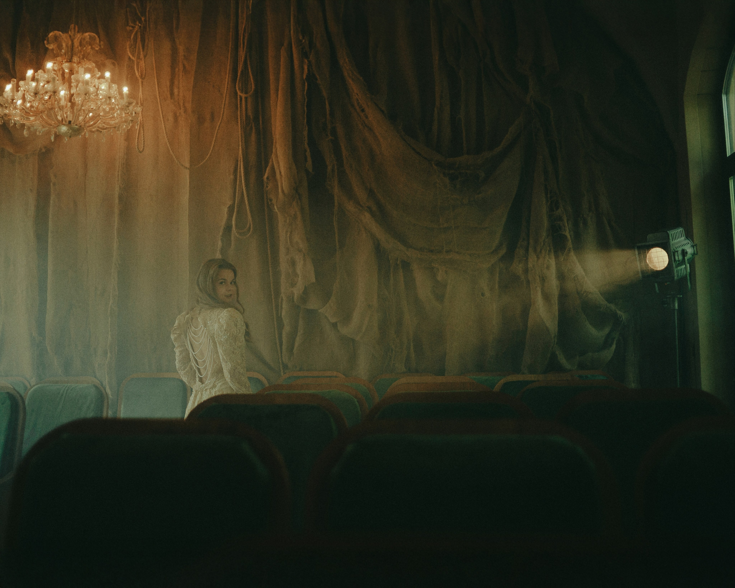 Москва. Заброшкнный театр. Алина. Фотограф Брянск