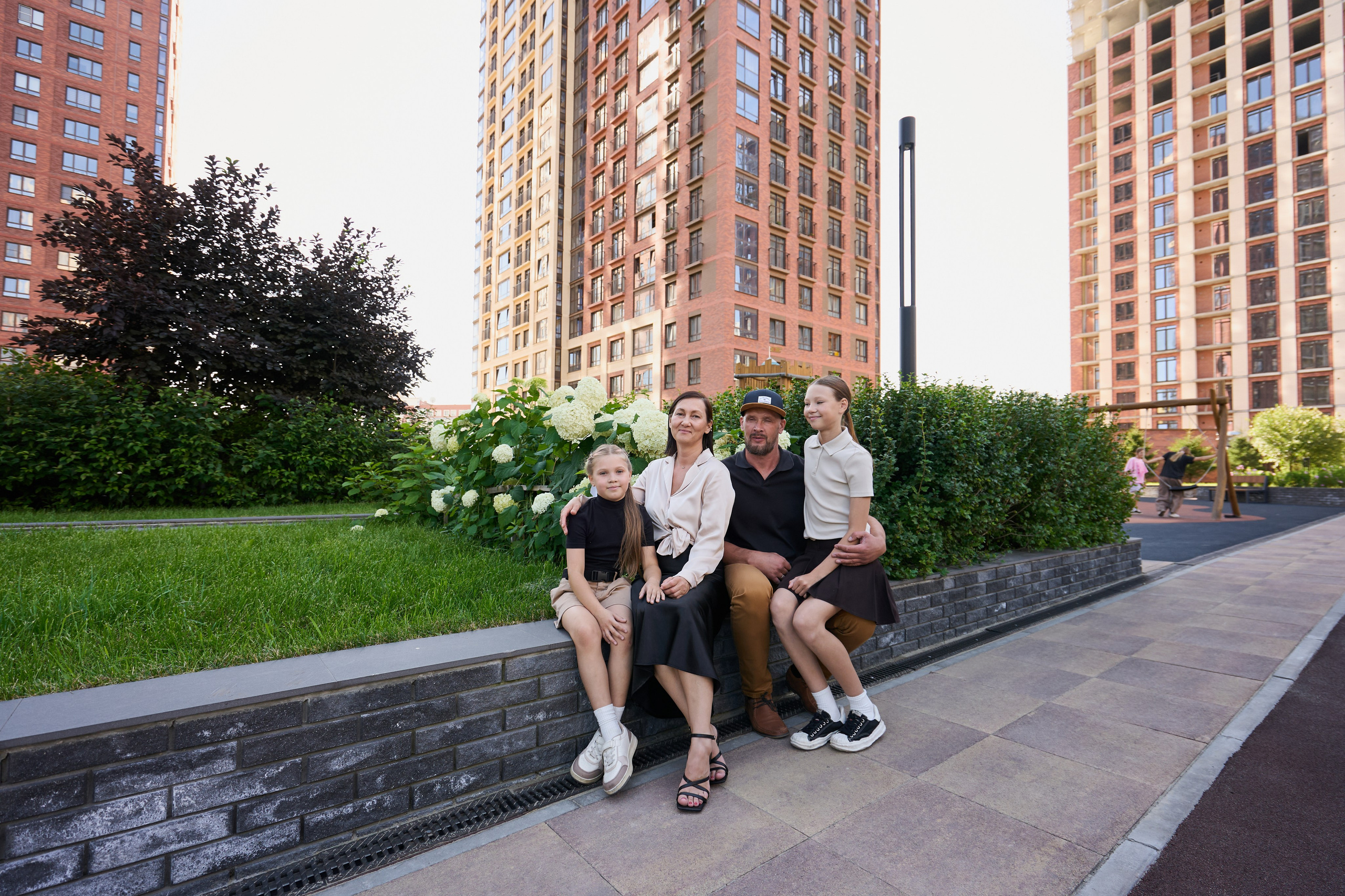 Семейная фотосессия в ЖК Академия для рекламы (Новосибирск). Репортажный и женский фотограф в Новосибирске