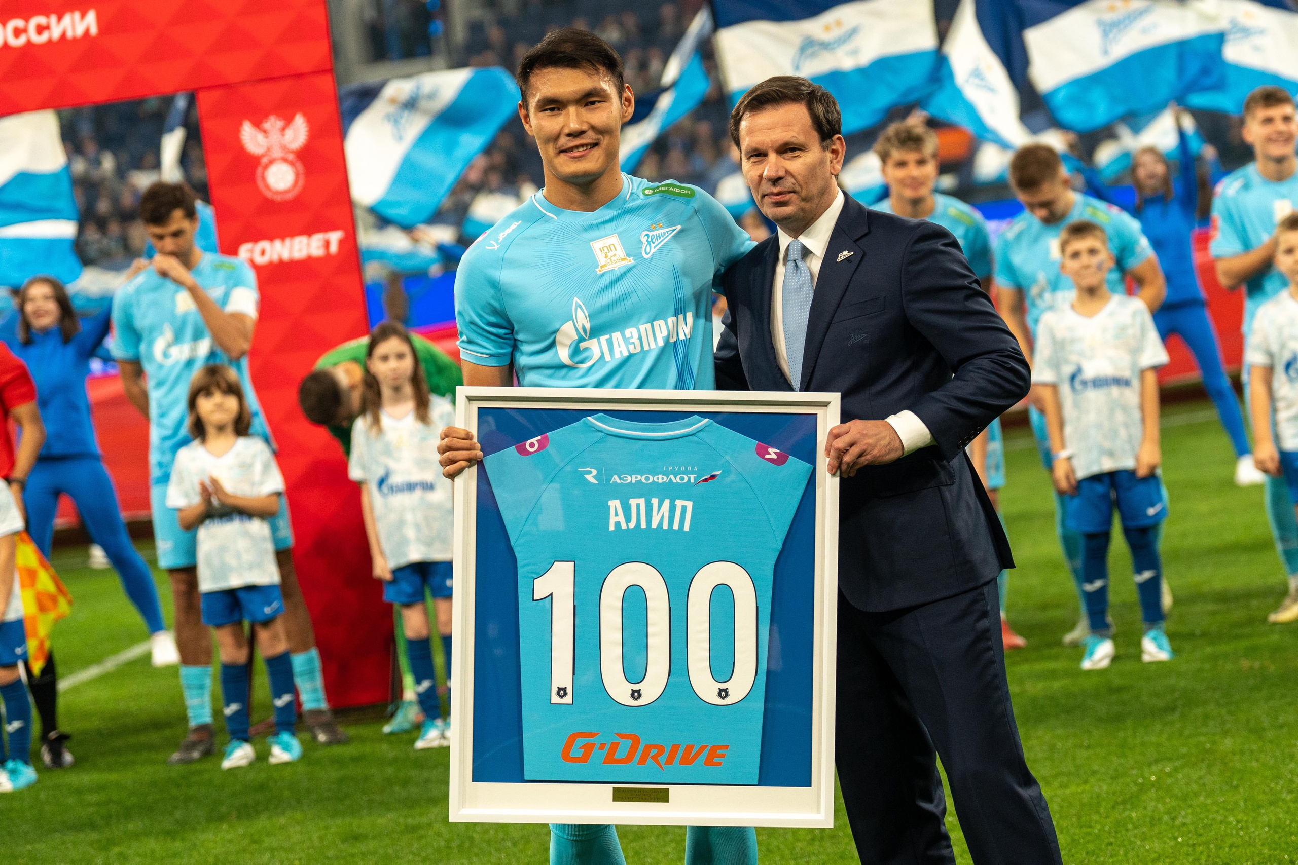 Игрок Зенита держит памятную футболку на поле спортивный фотограф Санкт-Петербург