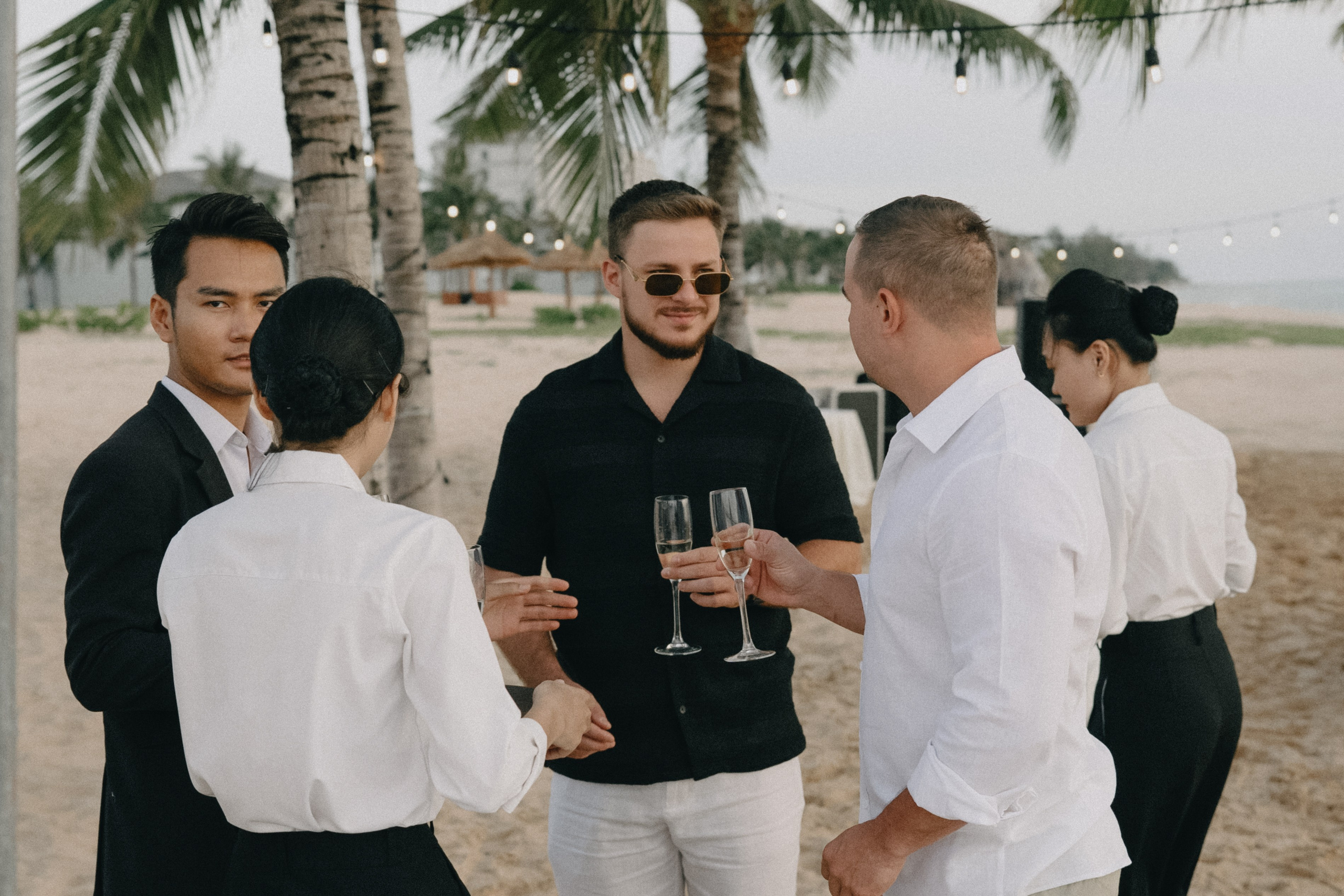 Иван & Анастасия. La Marée wedding agency Свадебное агентство на Фукуоке, Вьетнам — организация свадеб, декор, координация и помощь парам для идеального дня