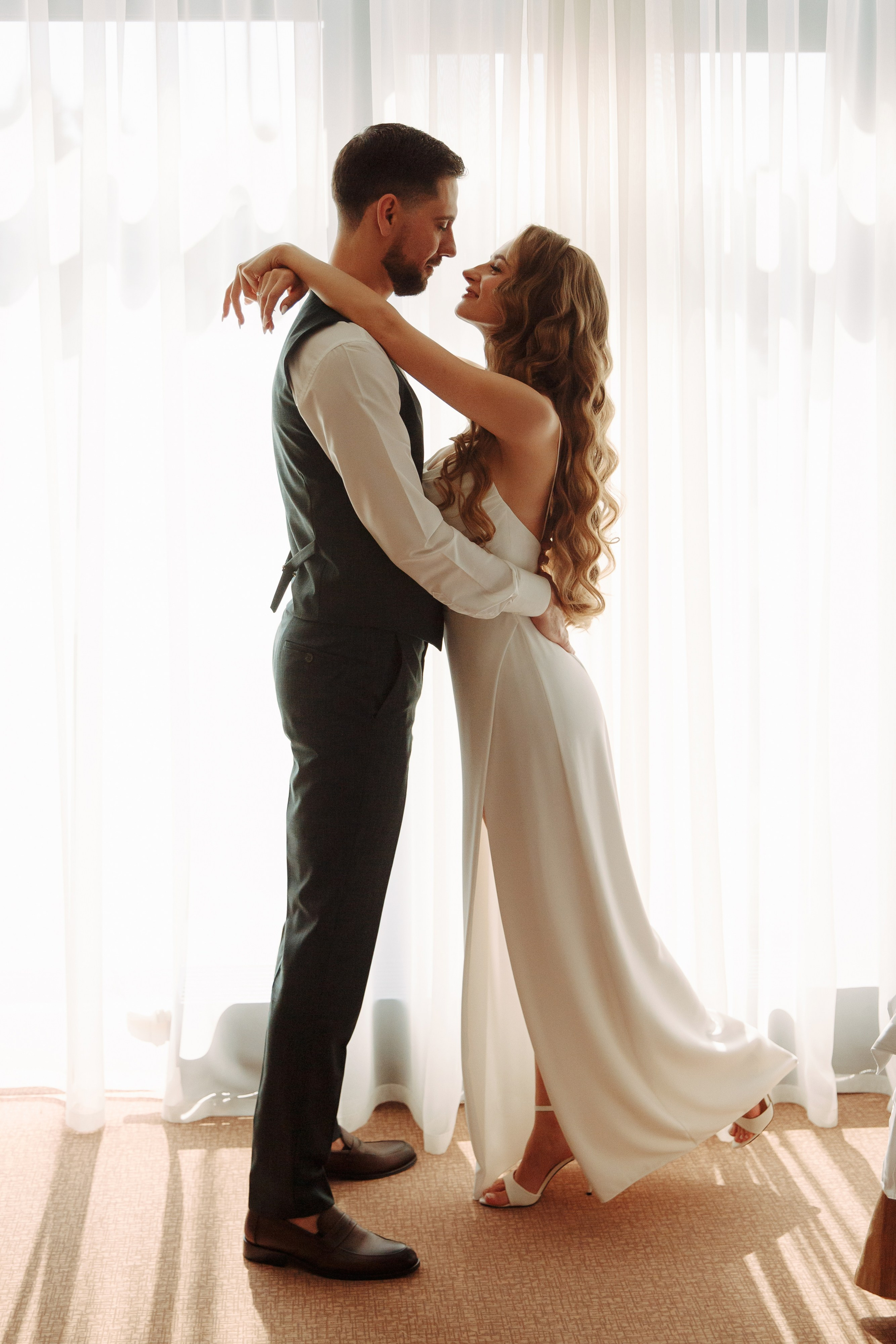 Свадебная фотосессия с кабриолетом и в загородном клубе Artiland. Свадебный фотограф Москва и МО Сергей Киржаев