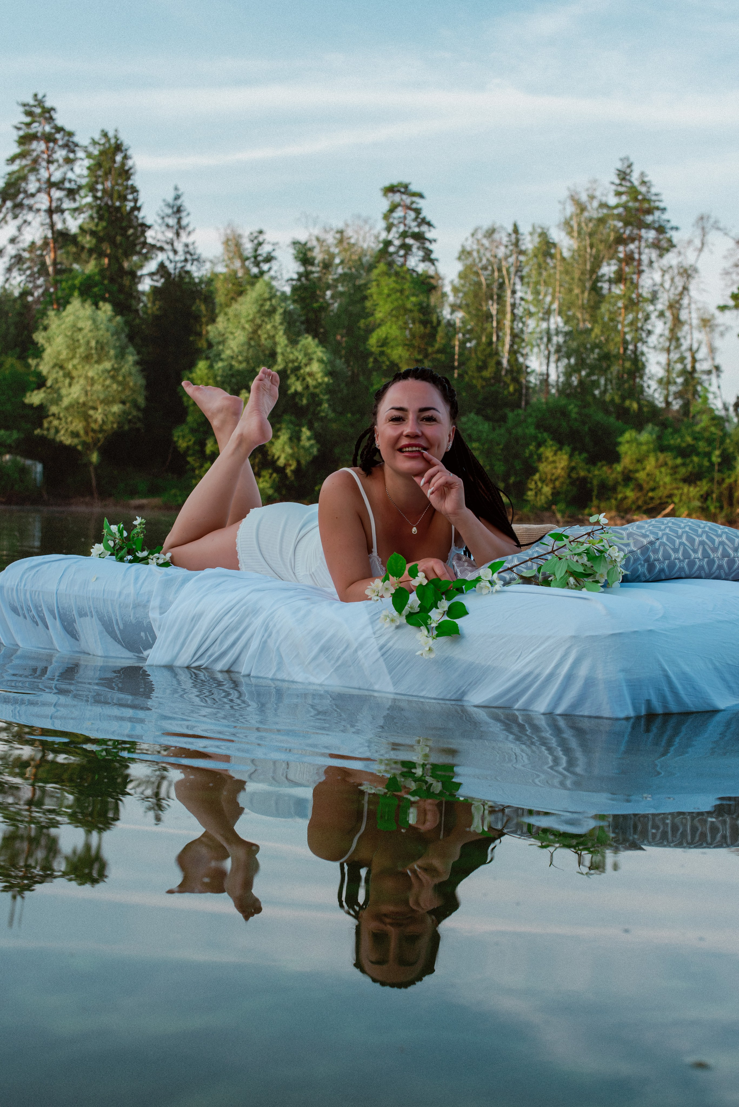 Анастасия на водоеме. Женский фотограф в Москве и МО